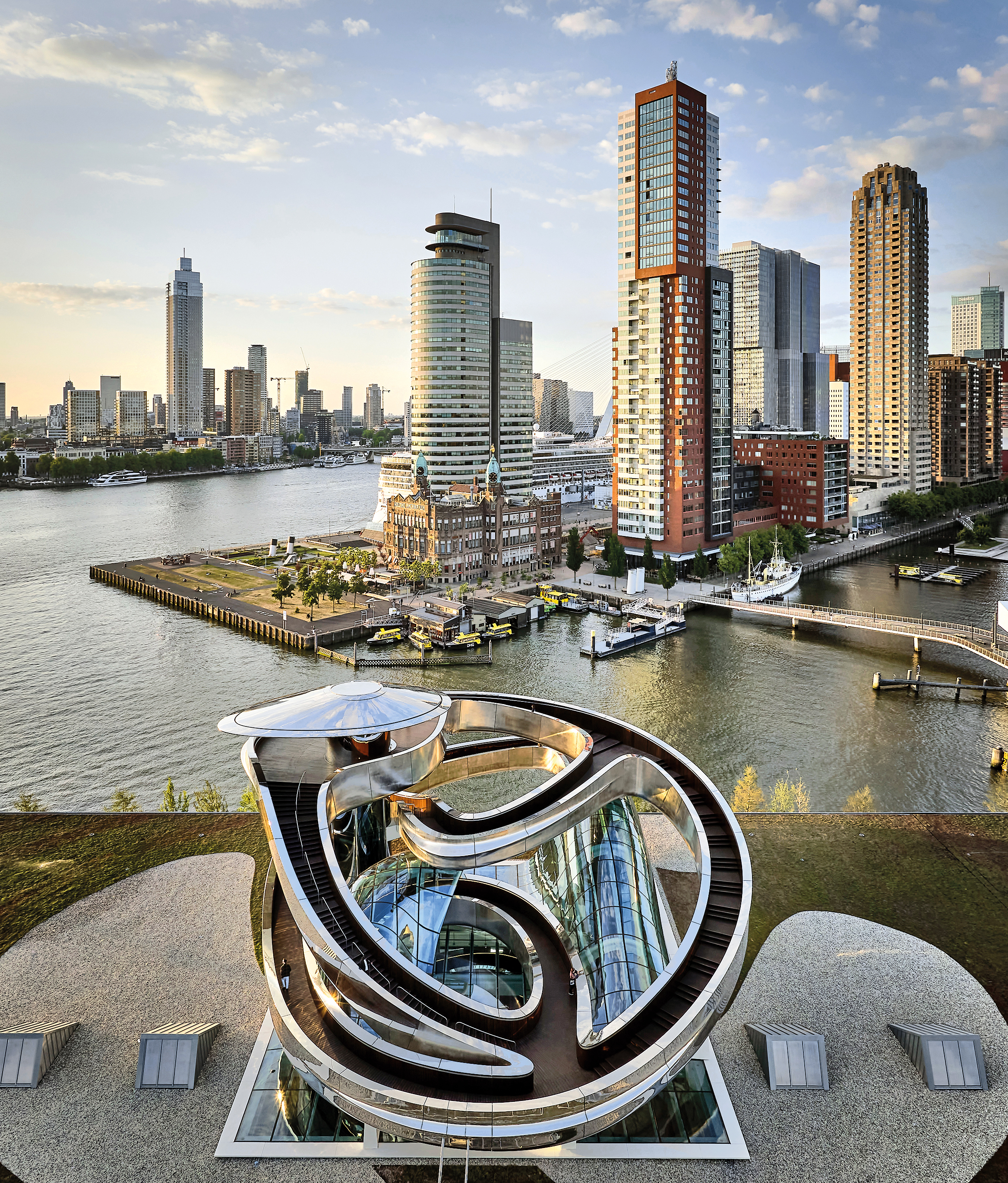 Die Aussichtsrampe von Fenix schlägt die Brücke hinüber zur anderen Hafenseite mit dem Hotel New York, dem einstigen Hauptsitz der Holland-Amerika-Linie.