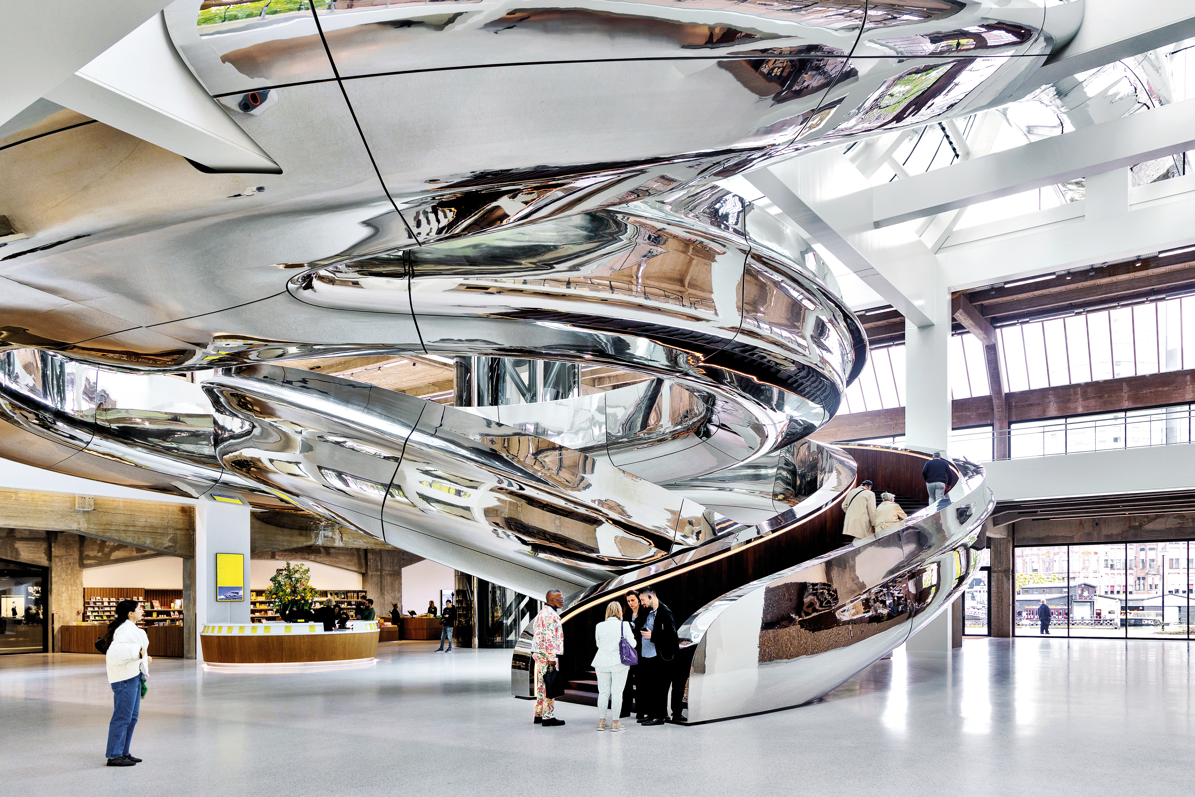 Die 550 m lange Edelstahlrampe beginnt im zentralen Atrium. Dafür wurde der Betonbau entkernt und mit einem Stahlskelett verstärkt.