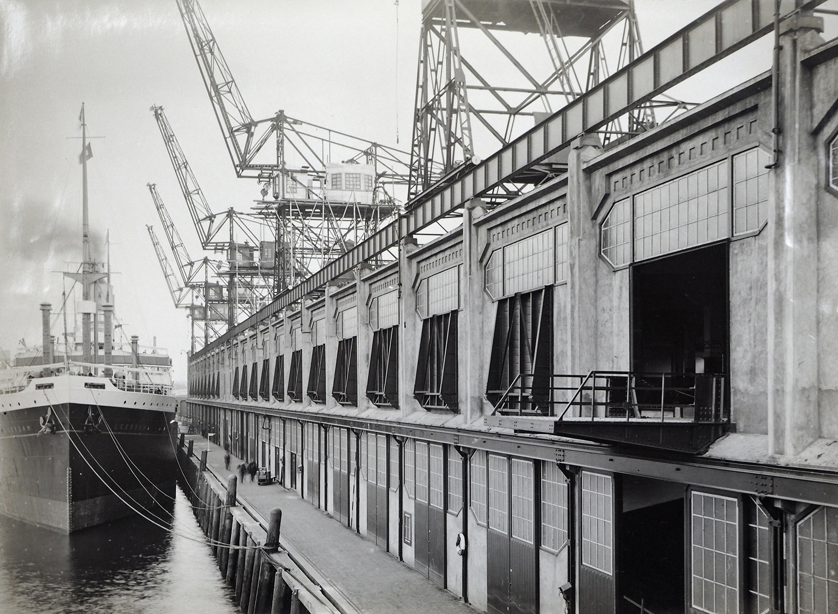 Ein Schiff, das am San Francisco Warehouse angedockt hat, um 1925.