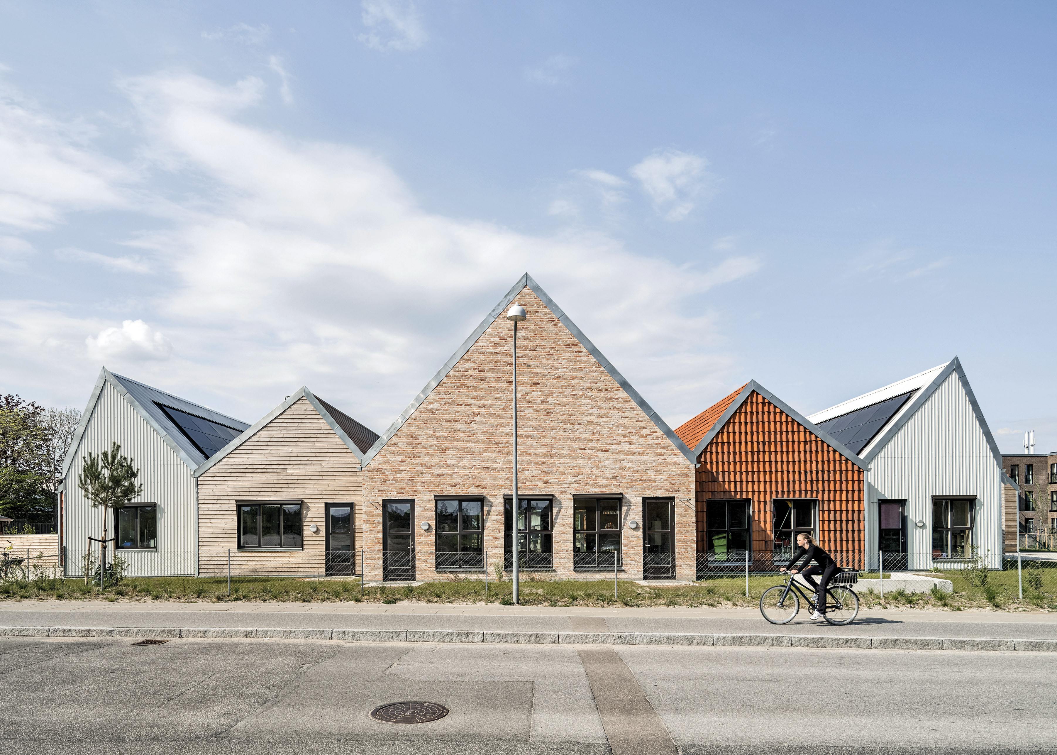 Außer der Holzverkleidung stammen alle Fassadenelemente aus dem rückgebauten Schulgebäude.