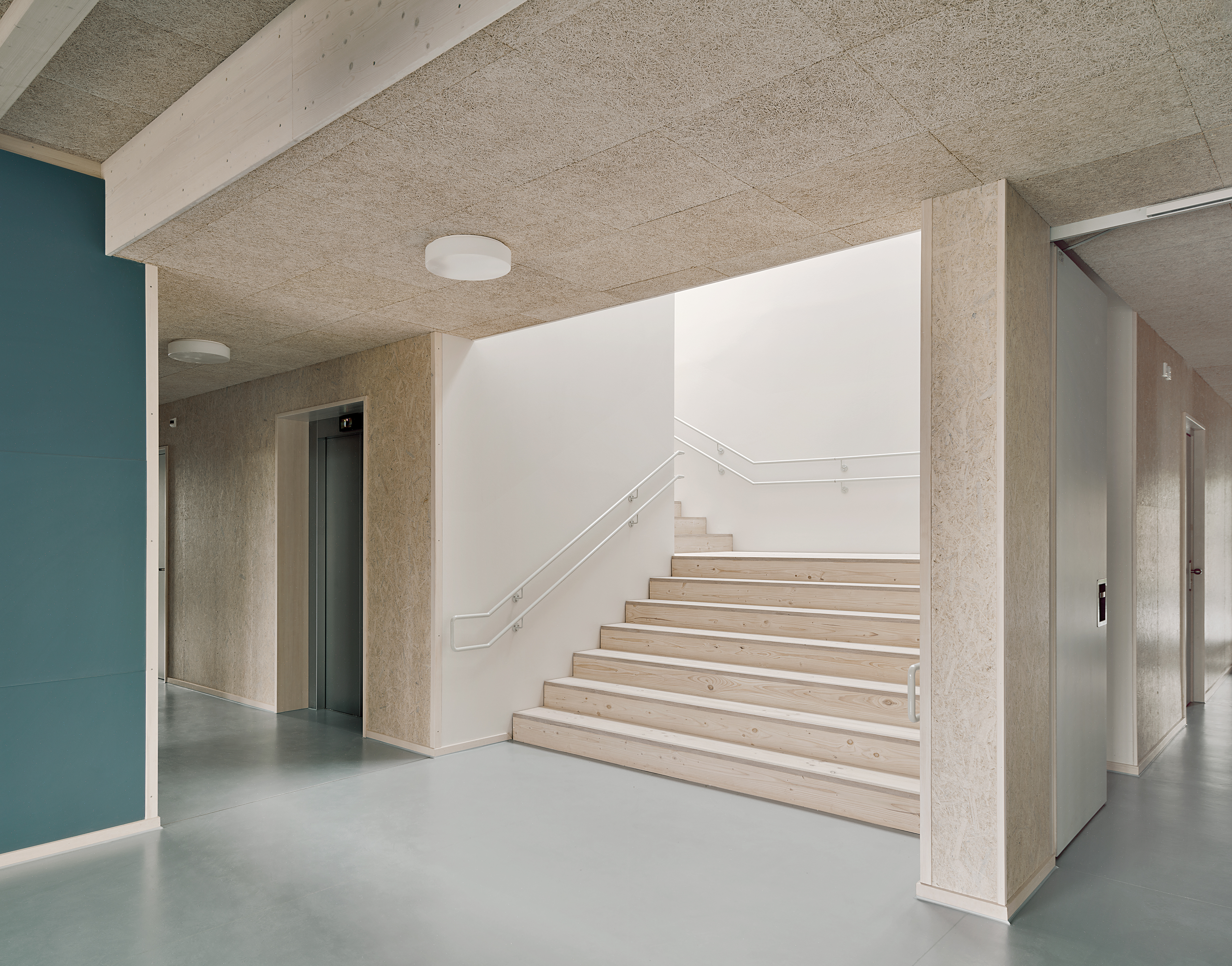 Die Treppe in der Gebäudemitte erhält Licht von oben.
