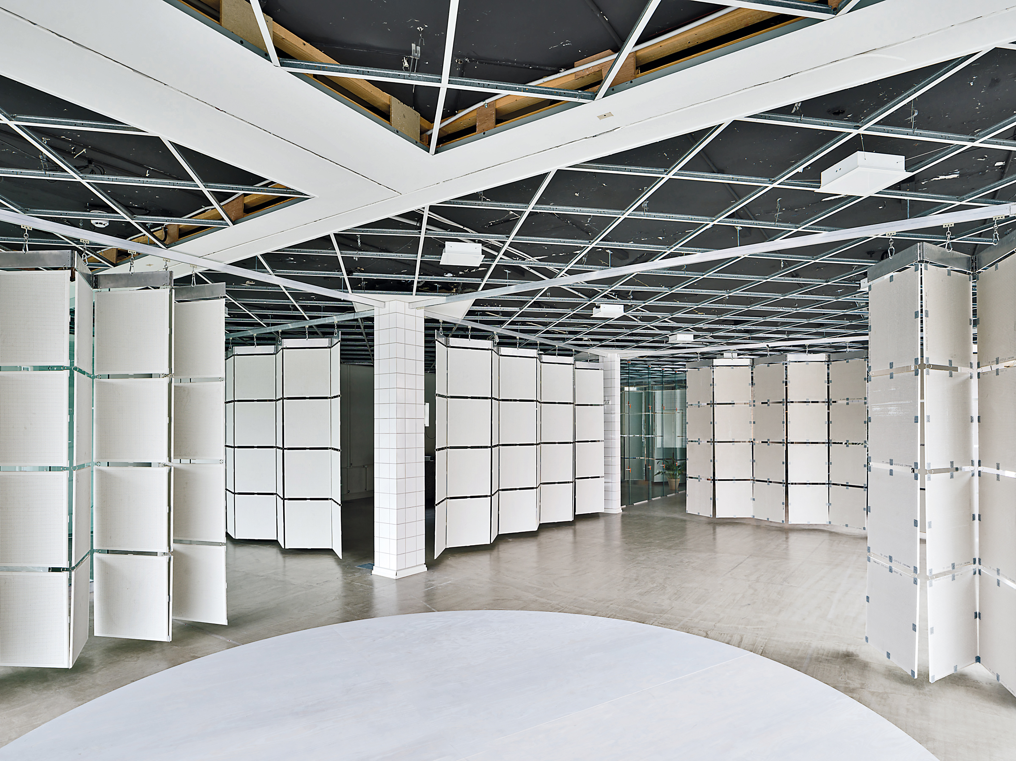 Für den Umbau einer Bankfiliale zum Art Hub Copenhagen haben Pihlmann Architects alle im Laufe der Zeit hinzugefügten Elemente neu interpretiert und wiederverwendet.