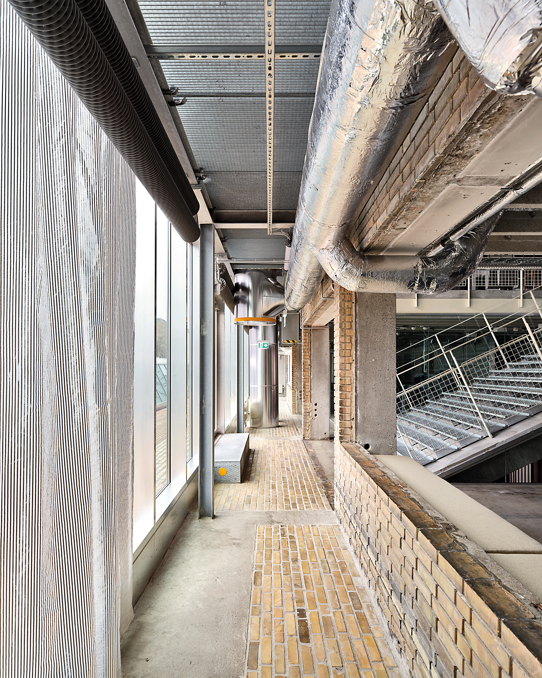 Das Projekt Thoravej 29 in Kopenhagen zeigt, wie sich ein Bestandsgebäude erst in ein Materiallager verwandelt, um dann mit 95 % wiederverwendeten Ressourcen und Baustoffen umgebaut zu werden.