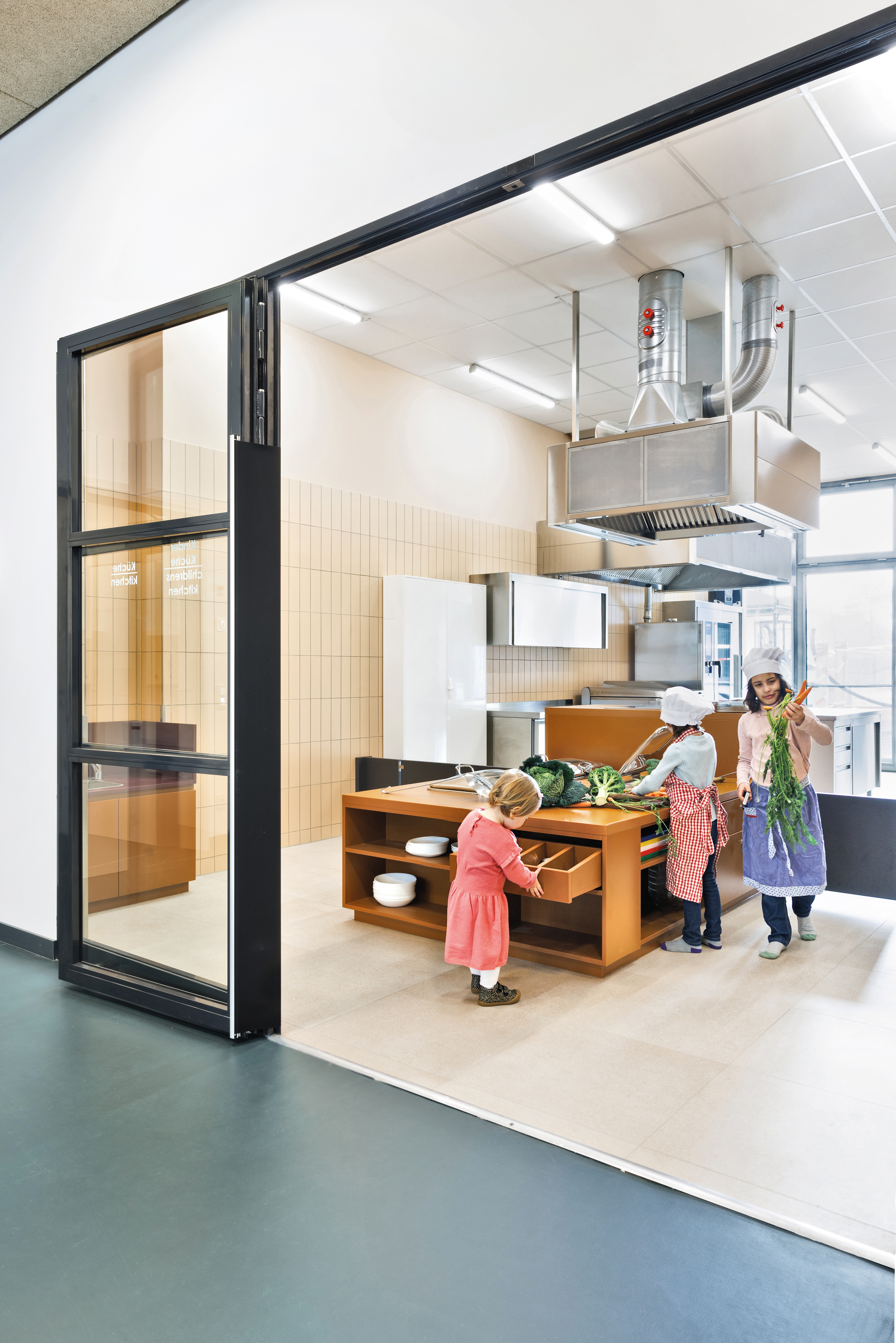 Spielend lernen durch mitmachen: In der Küche der Spandauer Kita Haveluferquartier (2024) wird von den Kindern für die Kinder gekocht.
