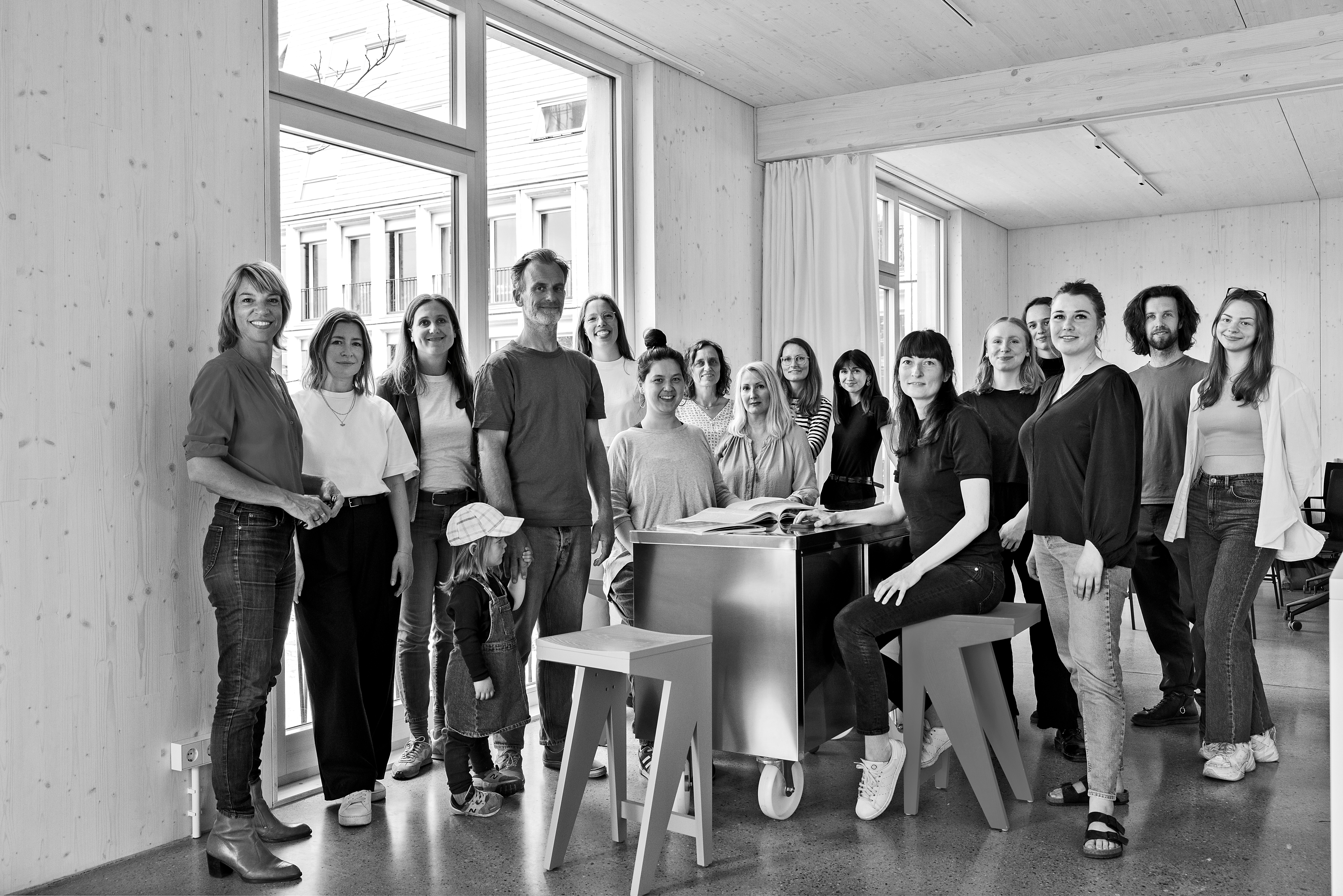 Baukind übersetzt Konzepte aus der Pädagogik in Räume. Das 15-köpfige interdisziplinär arbeitende Team aus Architektur, Innenarchitektur, Landschaftsarchitektur und Design hat Expertise in Schulbau, Bau und Planung von Kitas und Kinderarztpraxen sowie Außenraumplanung.