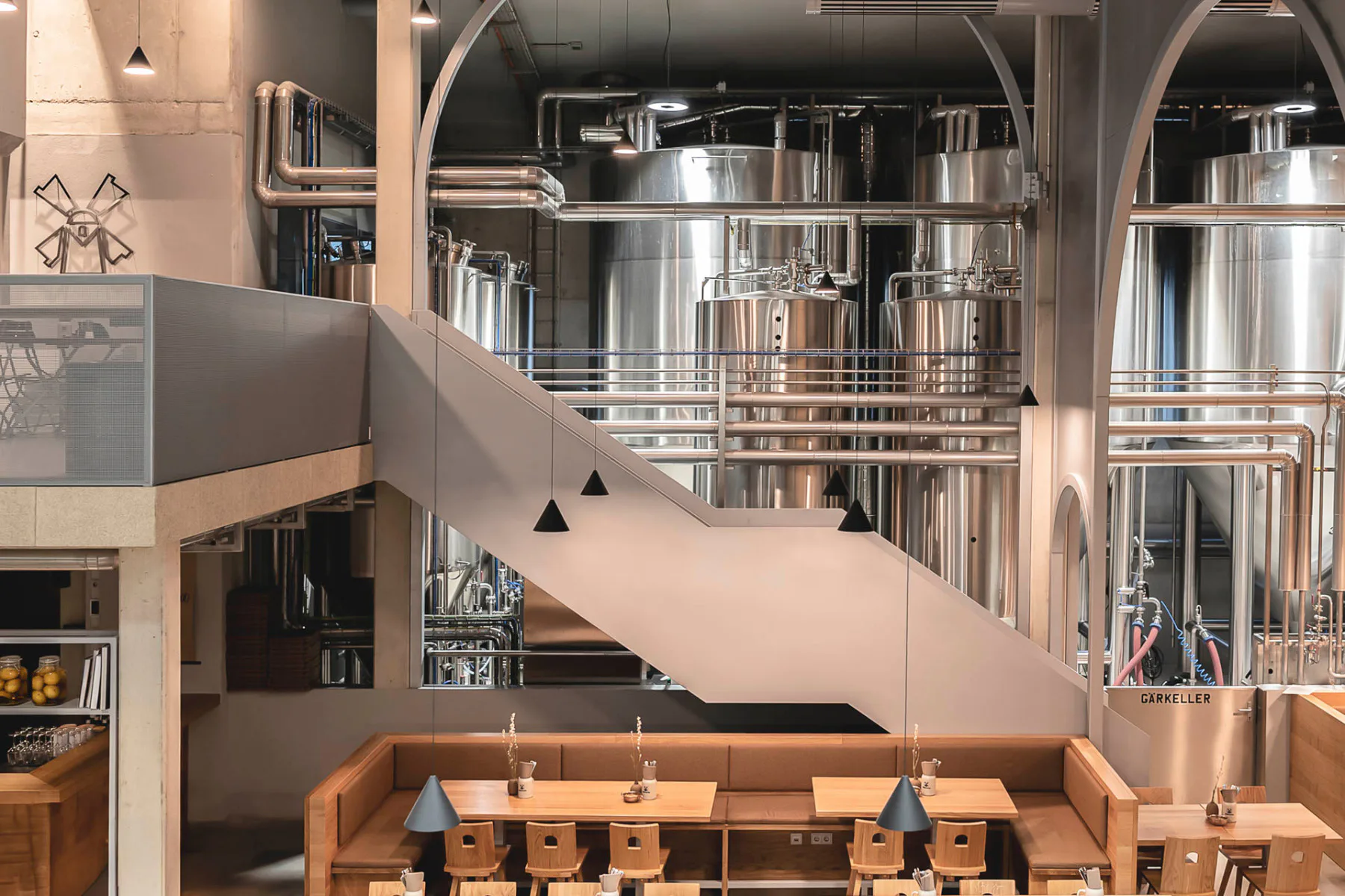 Für die Traditionsbrauerei Müllerbräu übersetzte Studio Frick das historische Erbe in ein zeitgenössisches Interieur der Kontraste.