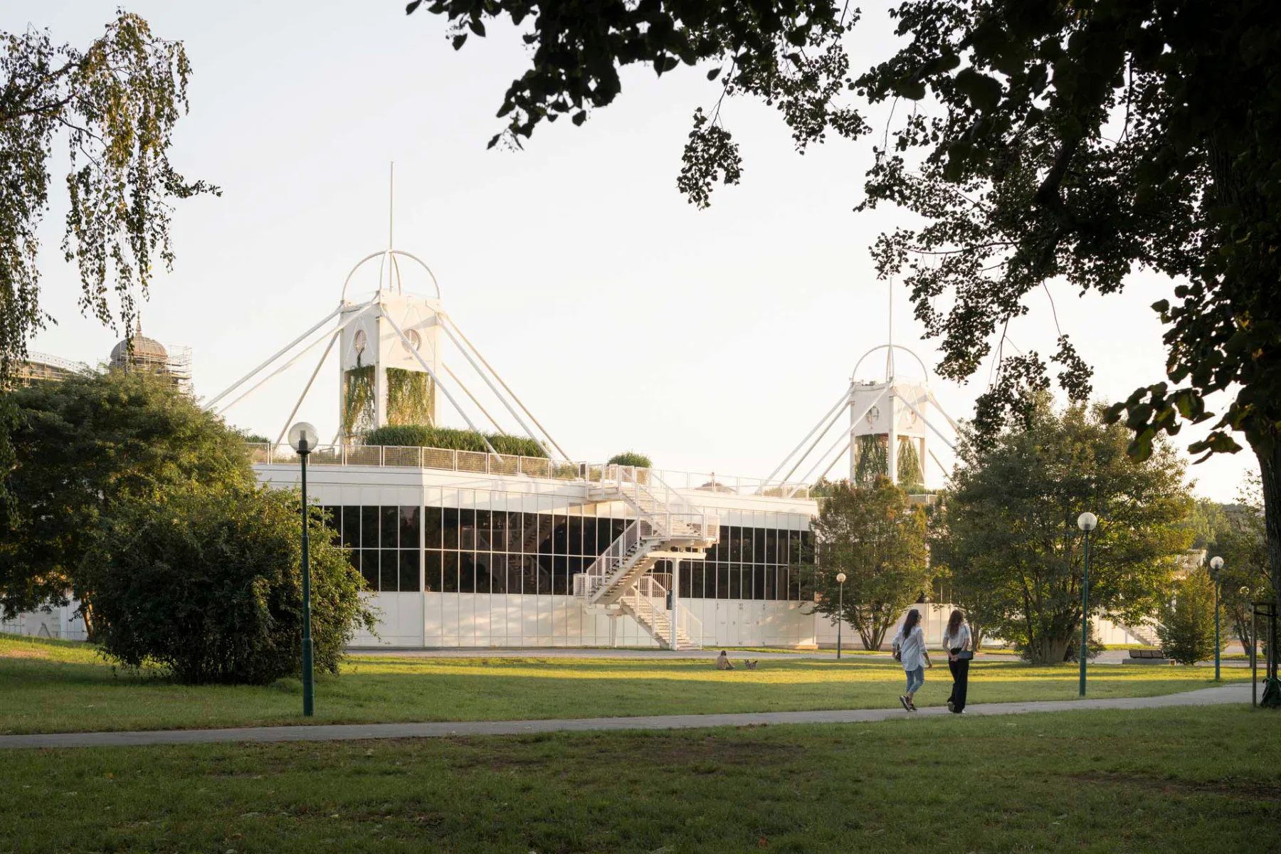 1991 entstanden die Křižík-Pavillons auf dem Prager Messegelände nach einem Entwurf des Architekten Michal Brix. Jetzt wurden sie saniert.