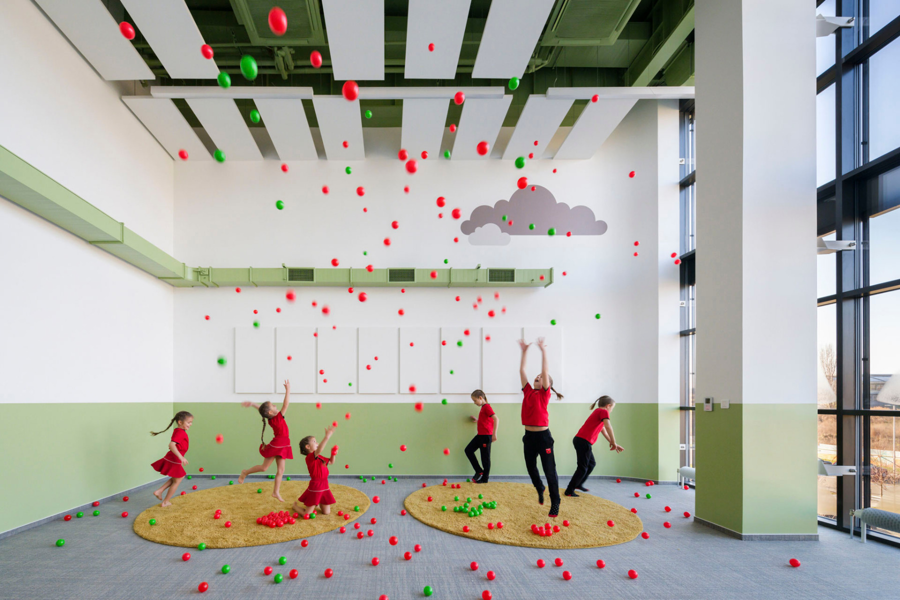 Tschechiens erste Maple Bear School ist in einem umfunktionierten Industriebau in Brünn eingerichtet. Die kanadischen Nationalfarben charakterisieren die Farbgebung der Innenraumgestaltung.