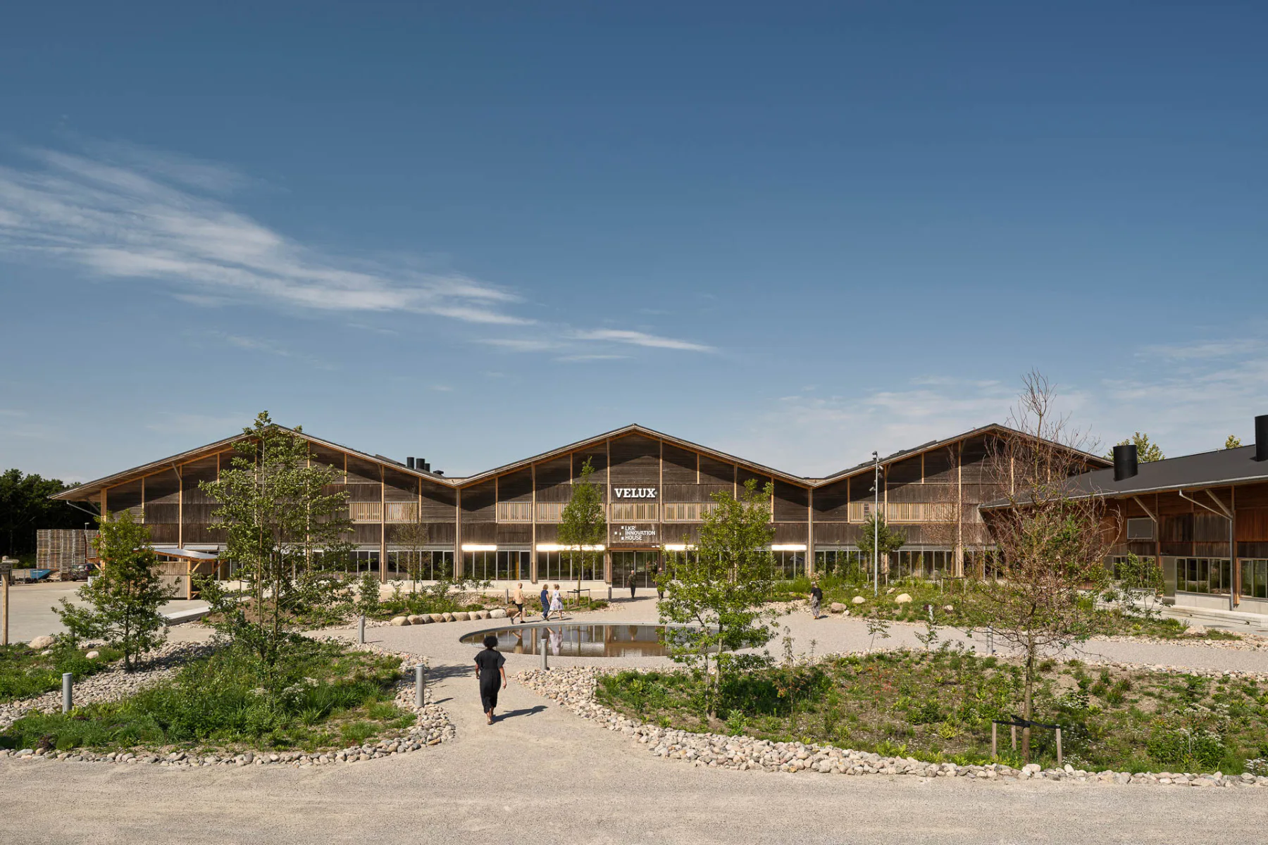 Praksis Arkitekter haben eine 30 Jahre alte Lagerhalle aus Holz zum Forschungs- und Entwicklungzentrum von Velux umgebaut.