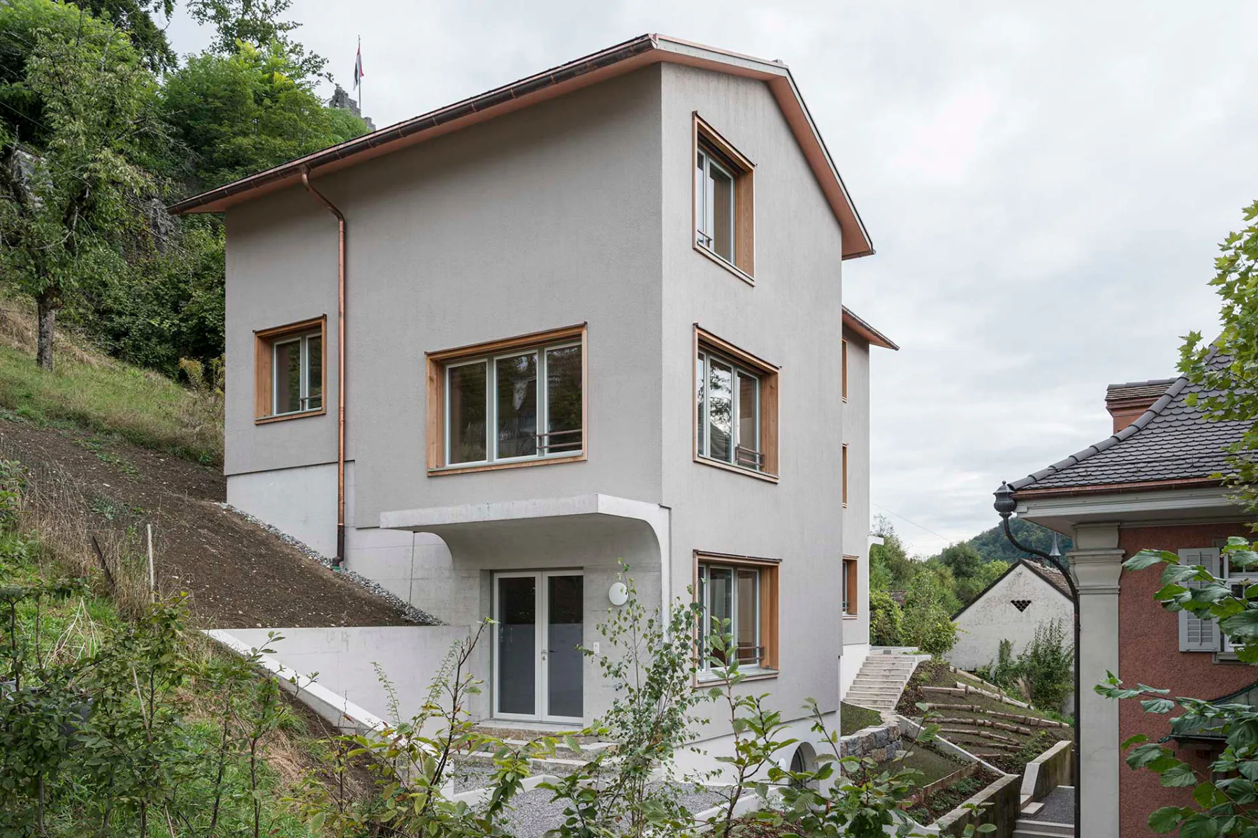 Die beiden je 125 m² großen Wohnhäuser stehen am steil aufragenden Hang des Badener Schlossbergs.