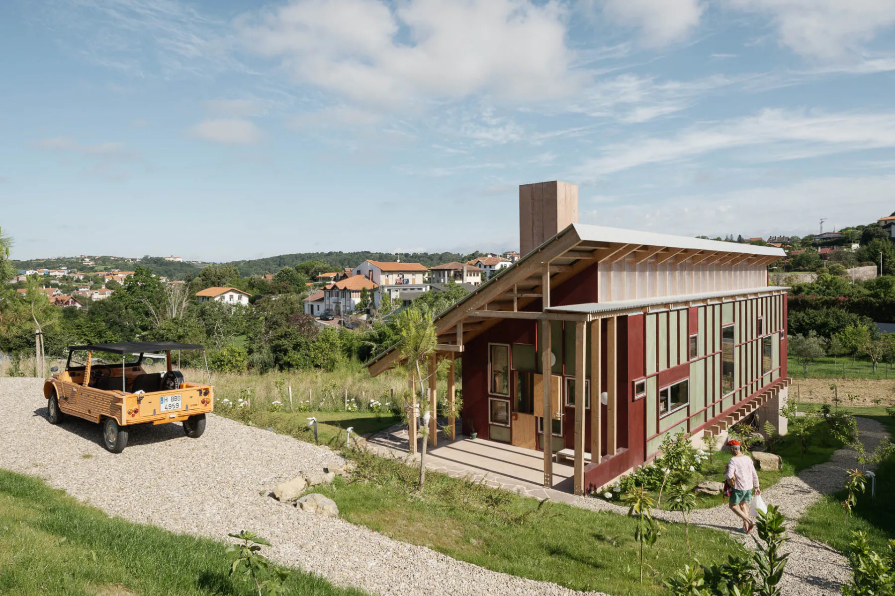 Das Wohnhaus Nanihuena ist von der Bergseite aus ebenerdig erreichbar. Seine Holzkonstruktion ruht auf vier massiven, raumhaltigen Betonstützen.