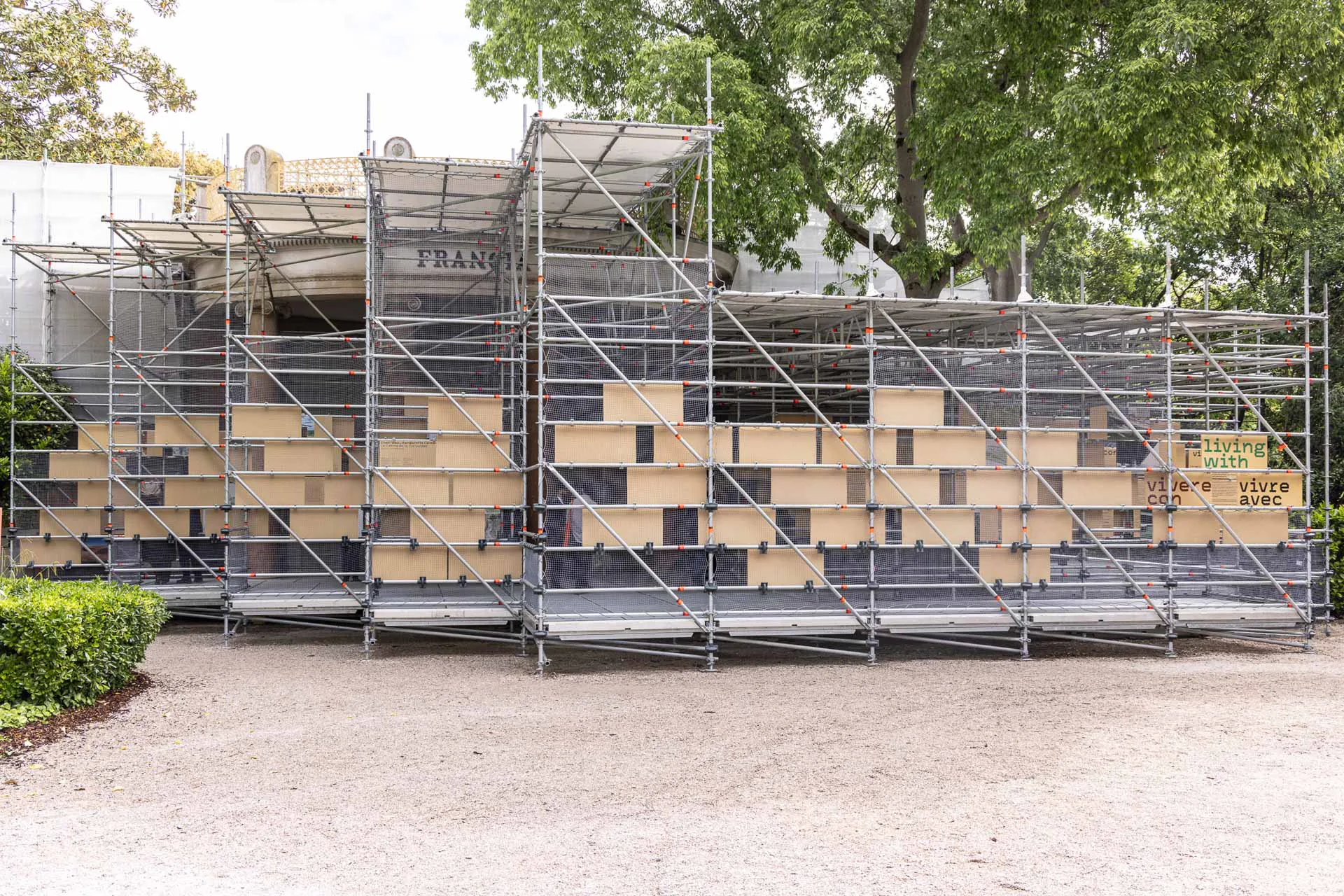 Das Gerüst als Ausstellung: Den wegen Bauarbeiten geschlossenen französischen Pavillon bespielen Jakob+MacFarlane von außen.