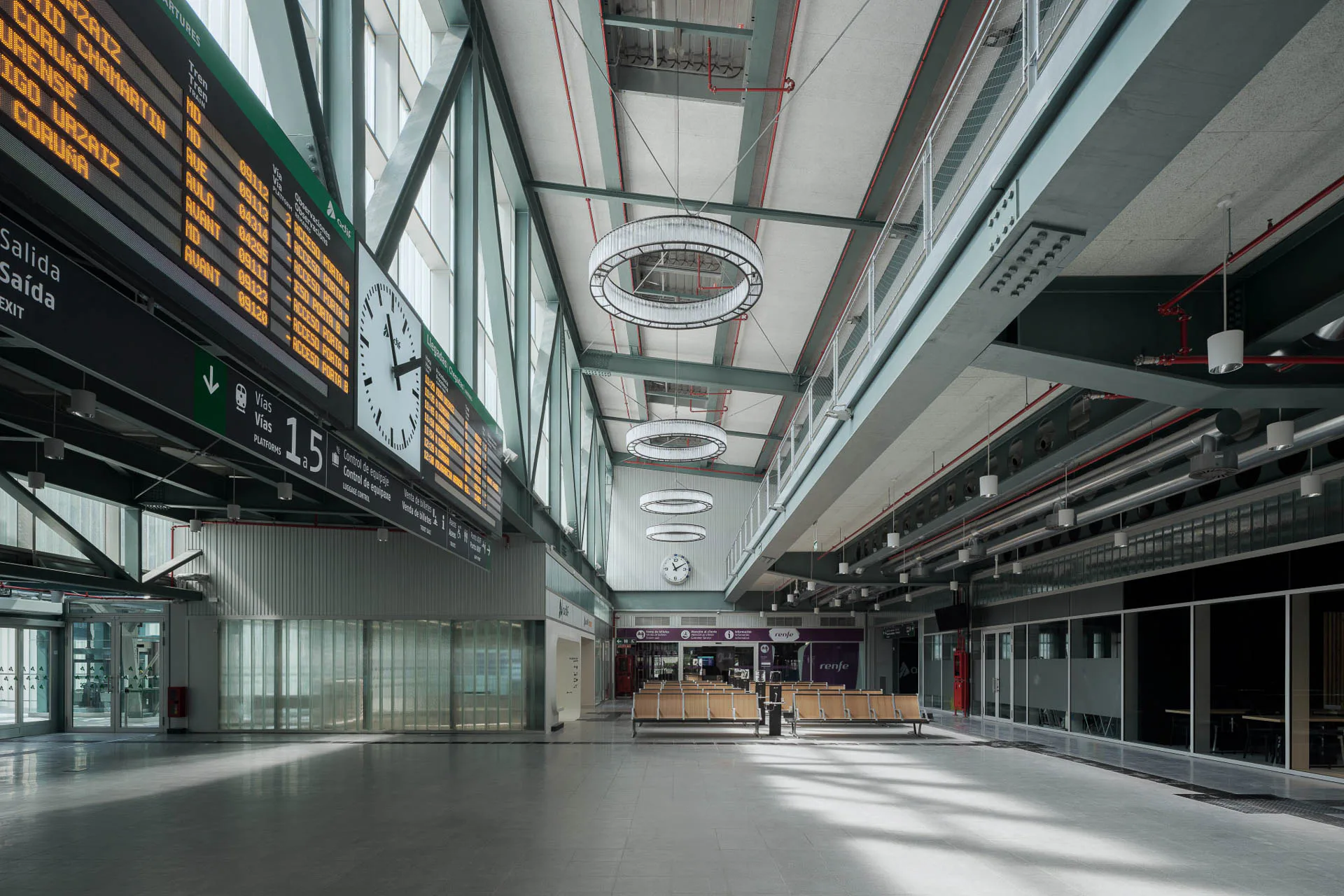 Ein Trakt mit Läden, Fahrkartenschaltern und Büros verbindet die historische Bahnhofshalle mit der Passerelle.