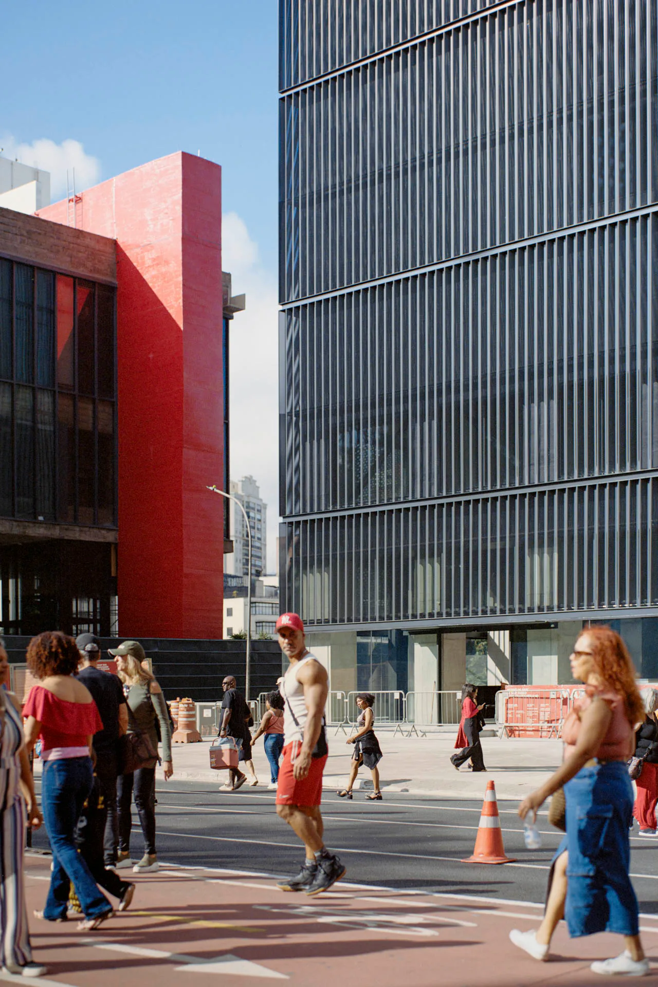 Das Museo de Arte de São Paulo (MASP) von Lina Bo Bardi mit der neuen Erweiterung