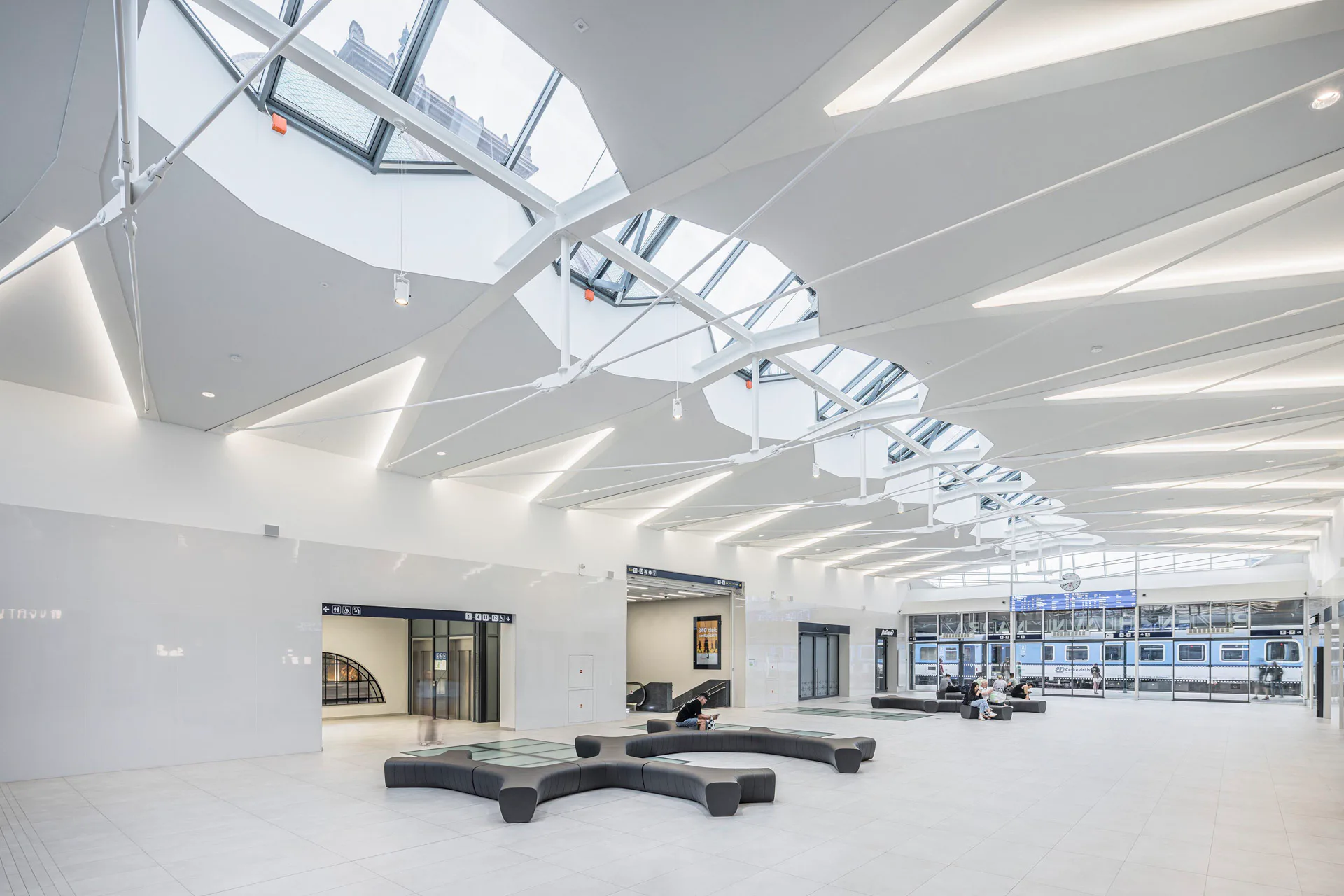 Die obere Halle des Bahnhofs Pilsen mit neuer Glasdecke, verbesserter Beleuchtung und RAKO-Fliesen im Großformat.