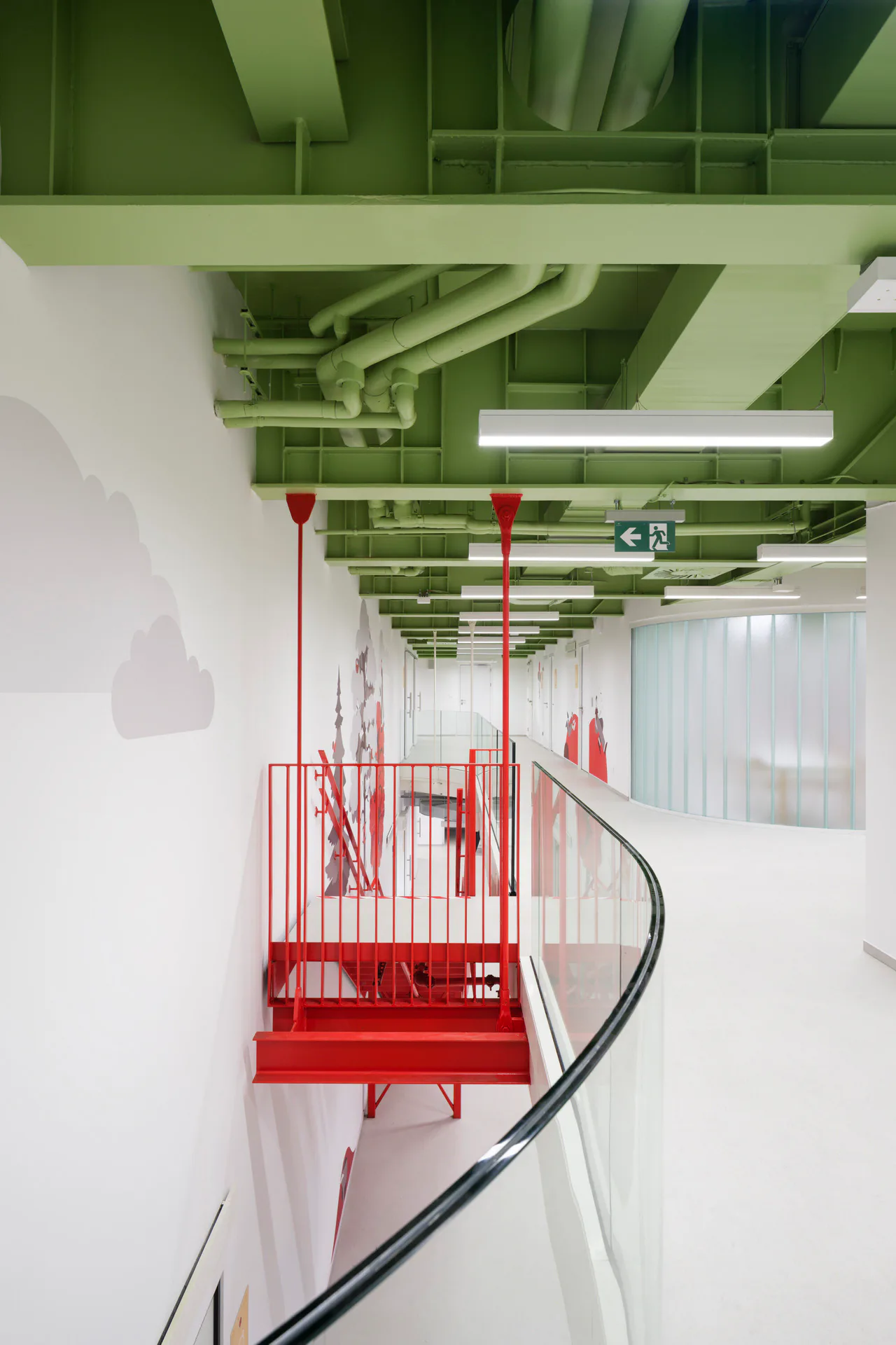 Lobby, Eingangsbereich und eine Mehrzweckbibliothek mit Spiel- und Leseecke finden sich in der Eingangshalle.