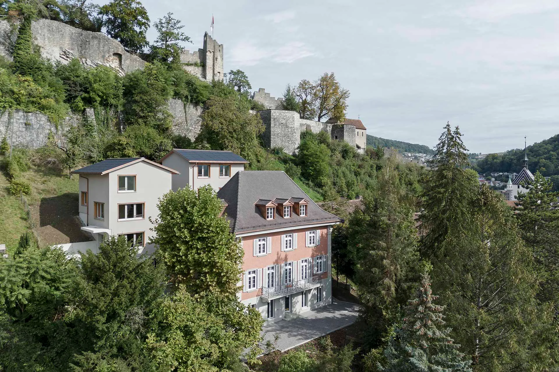 Die Villa von 1923 wurde saniert und zu zwei Mietwohnungen umgebaut.