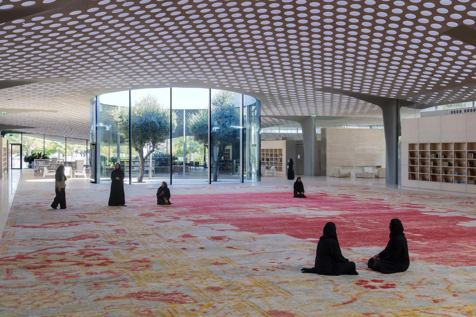 Der 20 x 35 m große Gebetsteppich ist zu einem einzigen Stück verwoben und flächenbündig in den Boden eingelegt.