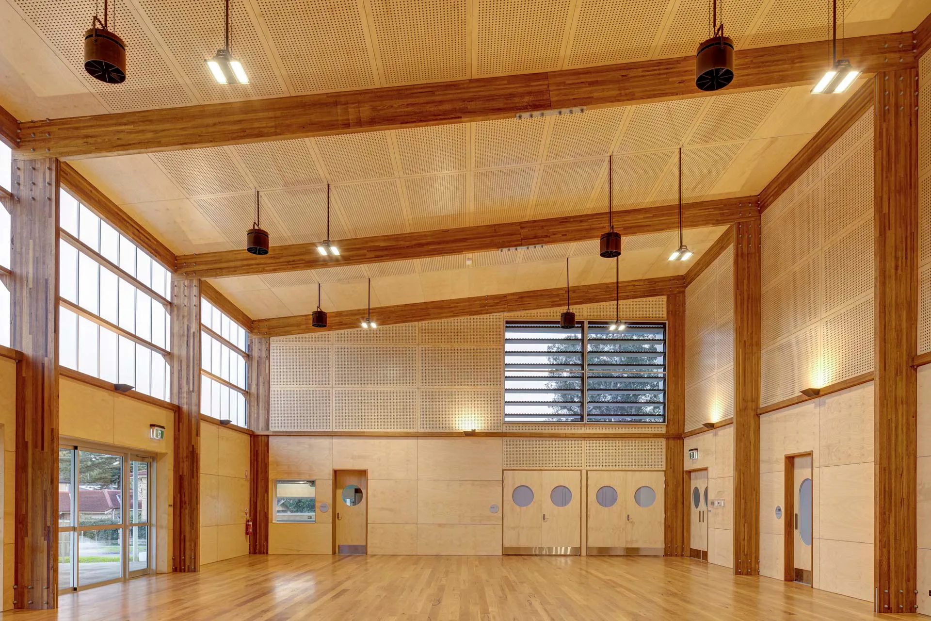 Der Innenraum birgt eine Überraschung: Die zentrale Halle ist innen komplett mit Holz ausgekleidet.