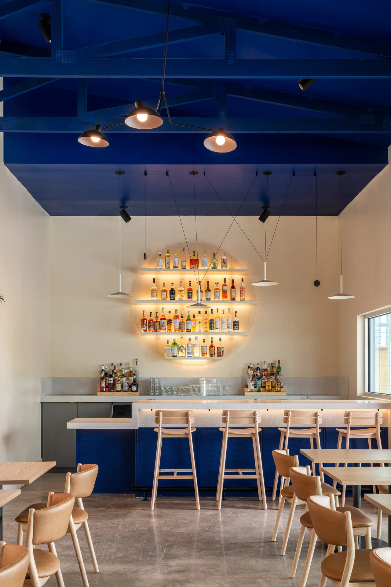 Die Decke der Bar leuchtet in dunklem Blau.