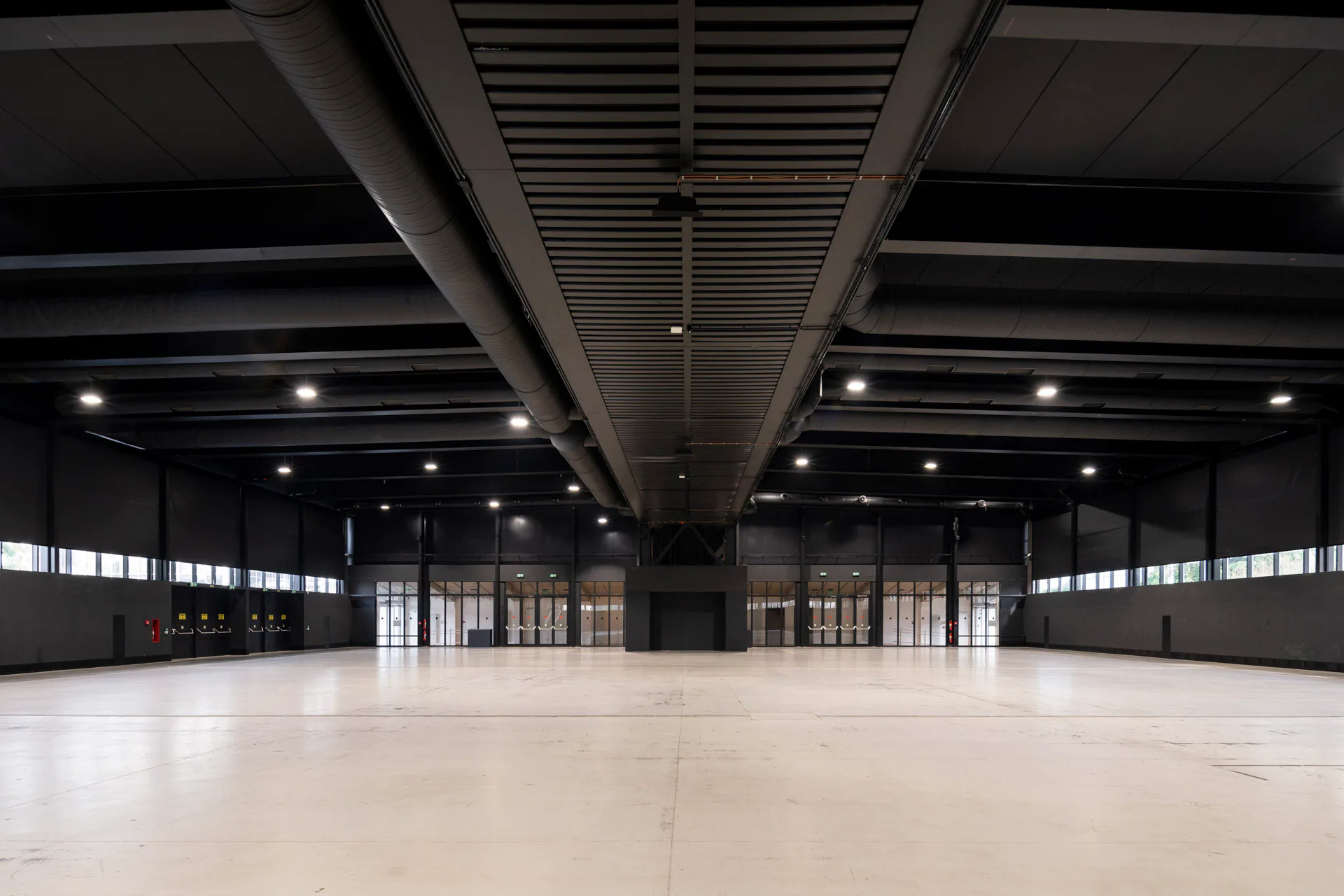 Die Innenräume der vier Pavillons wurden mattschwarz gestrichen und technisch an die Anforderungen des moderne Messebetriebs angepasst.