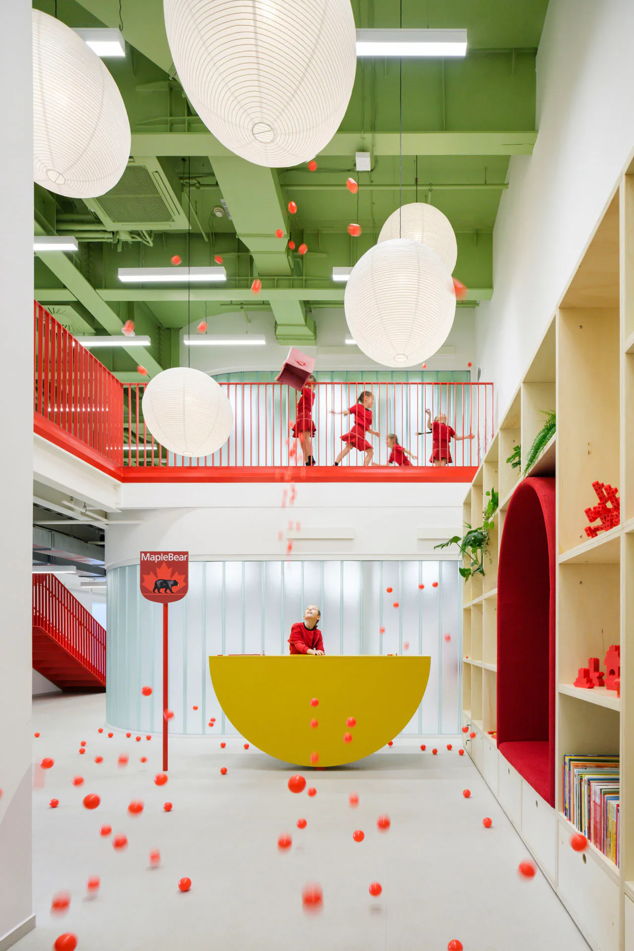 Die Foyerdecke im Obergeschoss ist in Grün, Geländer und Einbauten in der kanadischen Nationalfarbe Rot gehalten.