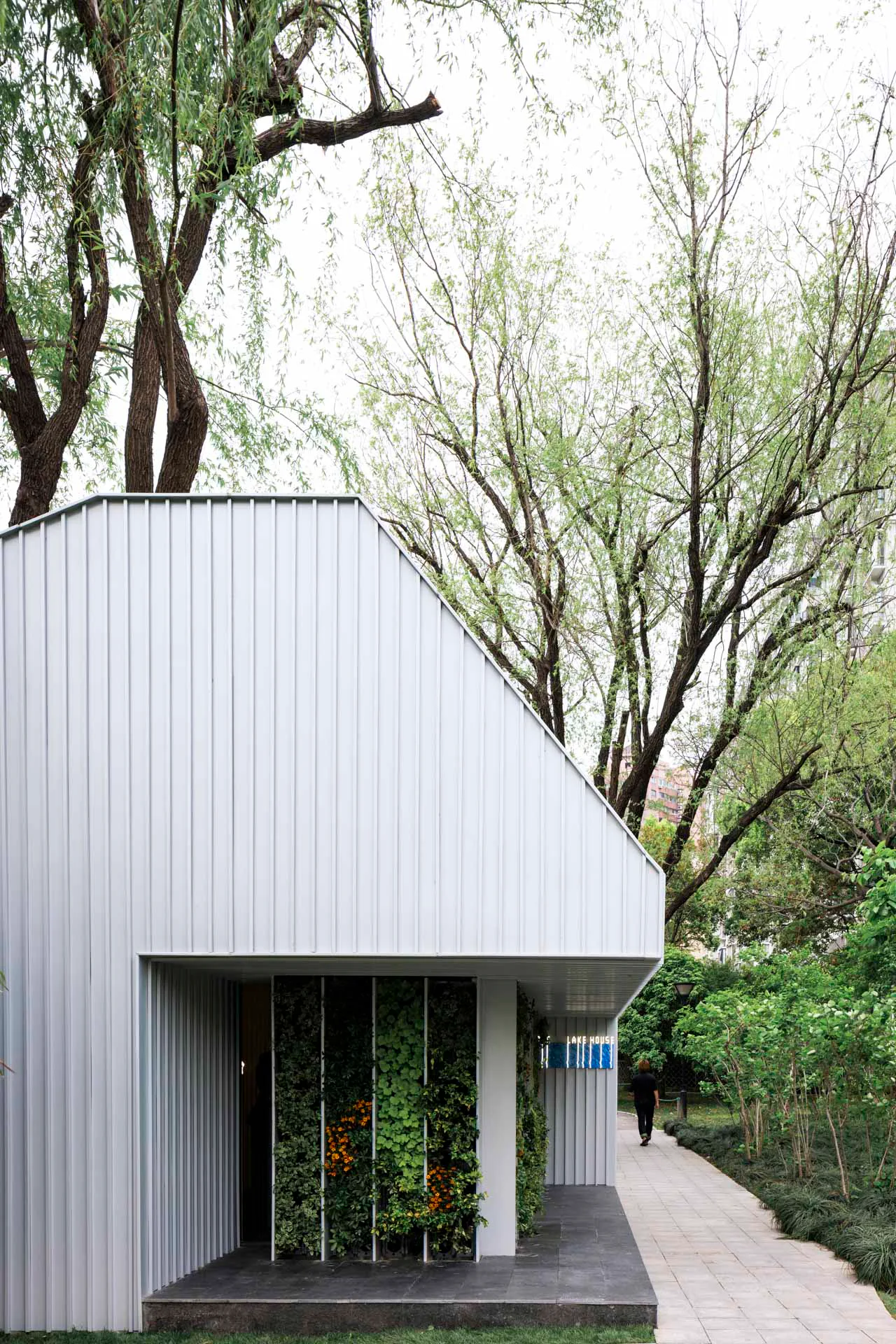 The Lake House: Life Experience Pavilion, Vegetation als Teil des Gebäudes