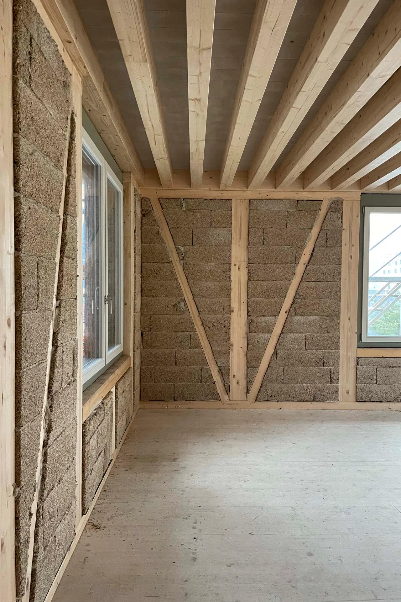 Die Fachwerkfassaden mit Ausmauerung aus Hanfkalksteinen wurden innenseitig mit Holz verschalt. © Beat Bühler