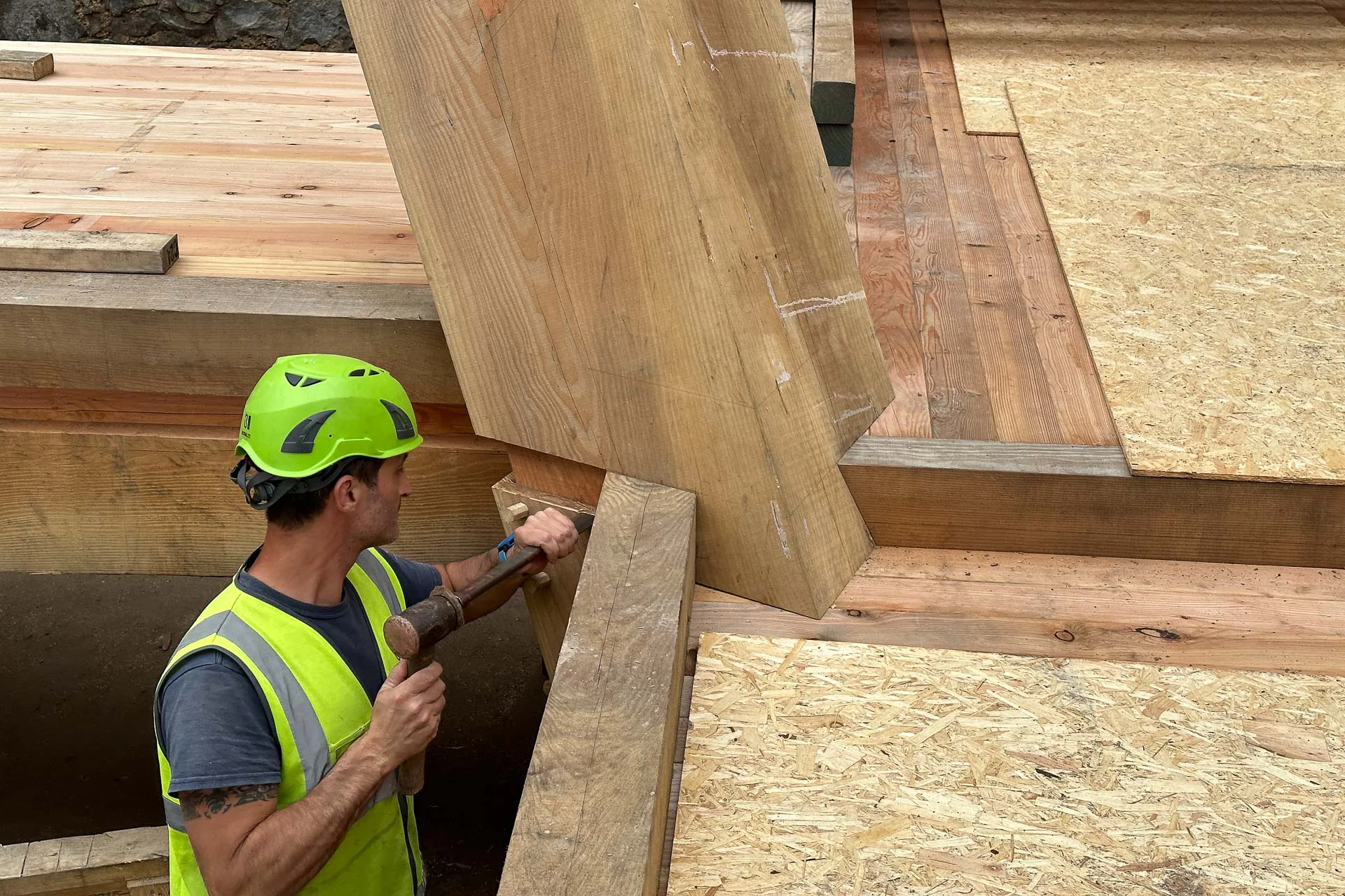 Die Verzweigungen der Holzkonstruktion wurden ausschließlich mit zimmermannsmäßigen Konstruktionen ohne Nägel und Schrauben hergestellt.