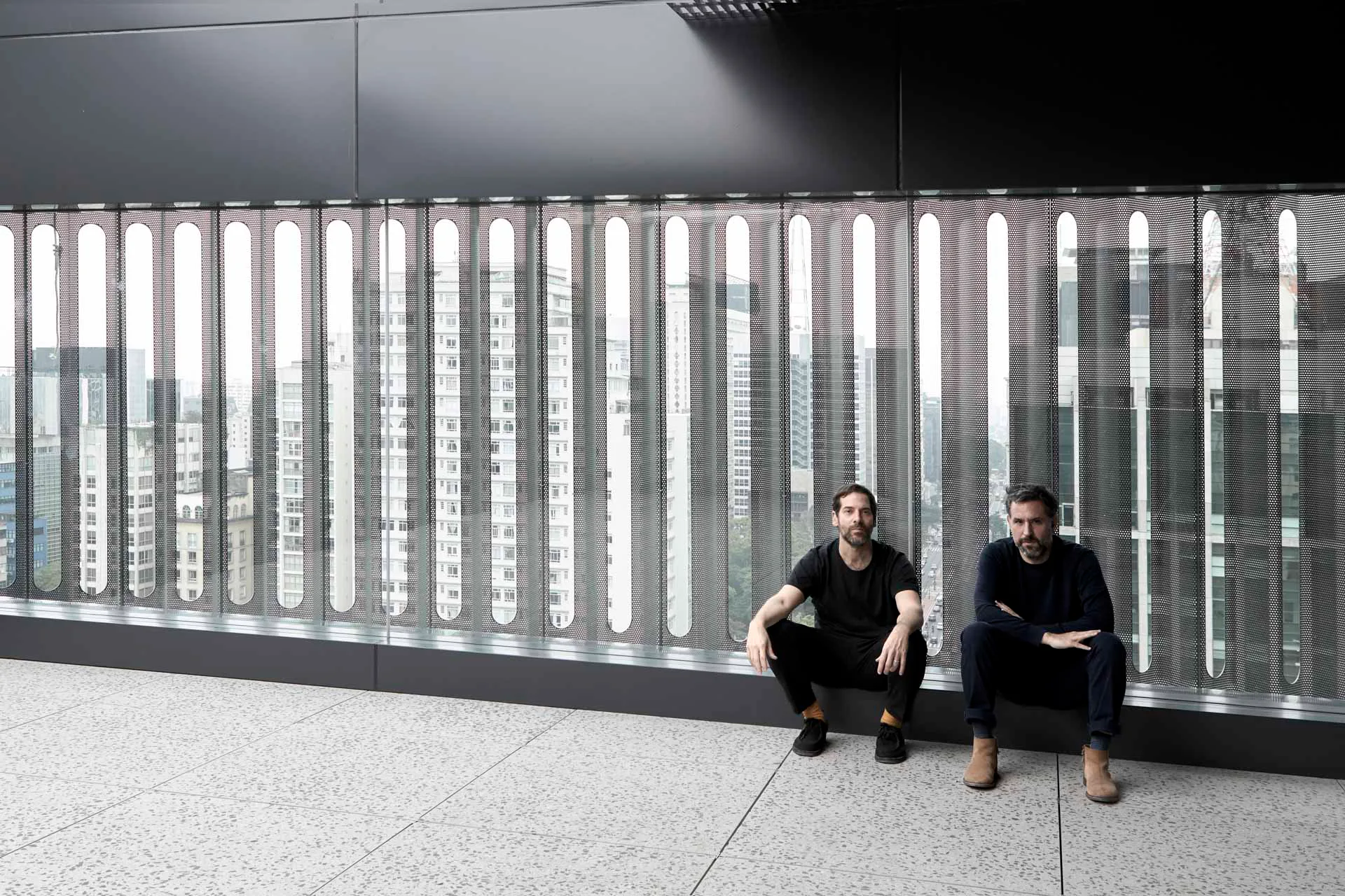 Gustavo Cedroni und Martin Corullon von Metro Arquitetos in der neuen Erweiterung des MASP-Museums in São Paulo, Brasilien.