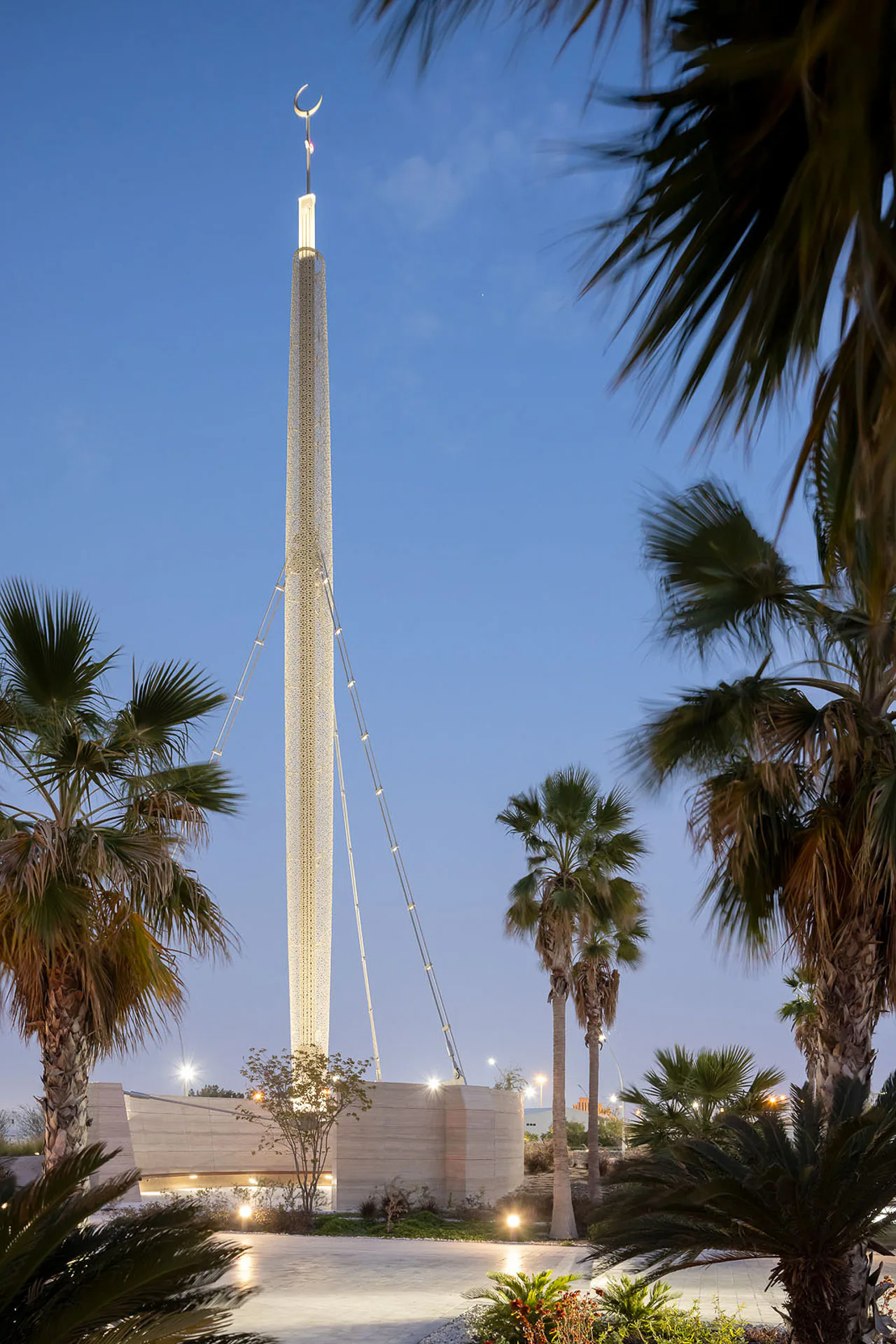 Die 39 m hohe Stahlnadel der Minarette schwebt als Tensegrity Struktur 2 m über dem Boden.