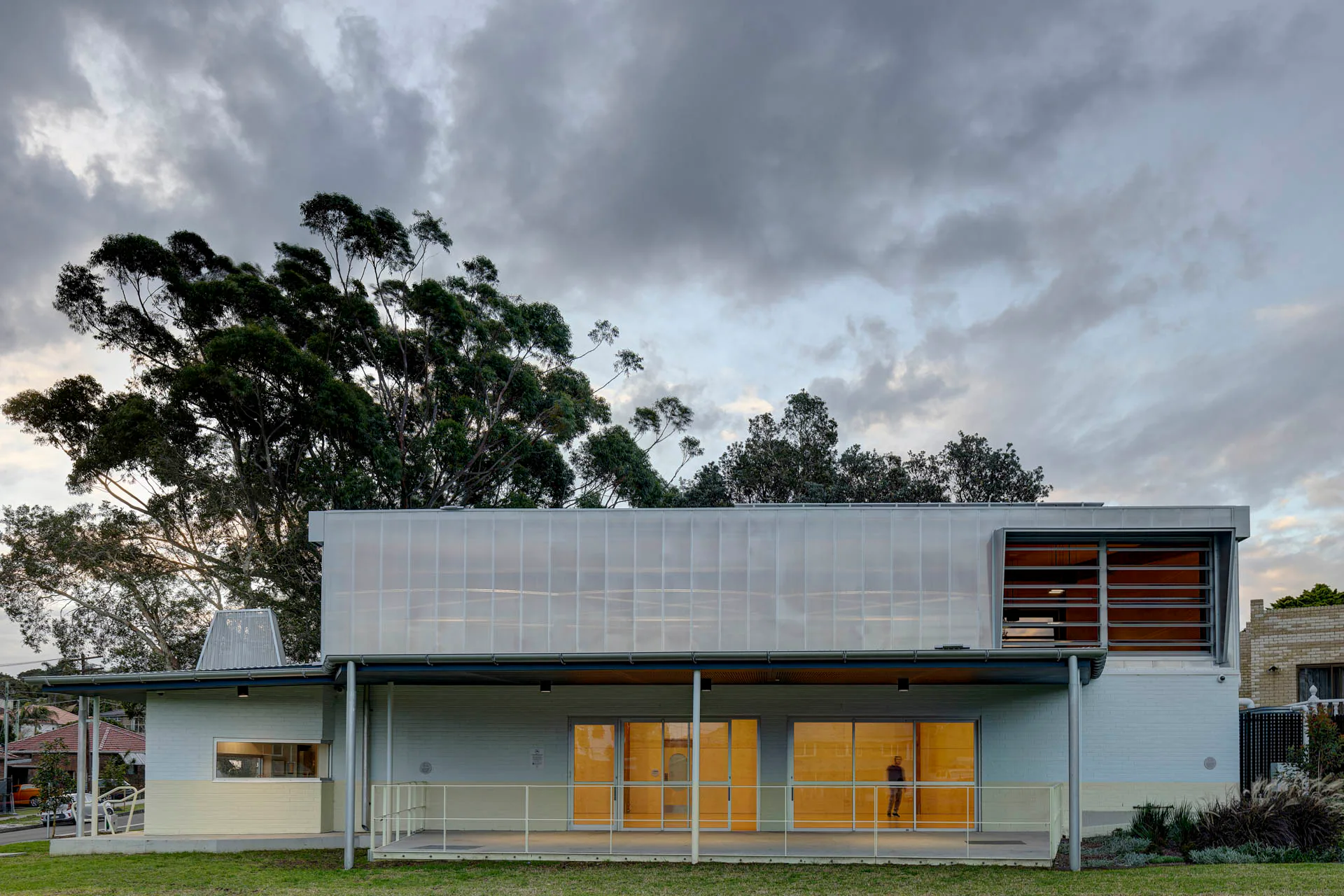 Richtung Süden ist die Fassade fast komplett geöffnet. Der obere Teil der Halle wird durch Stegplatten aus Polycarbonat belichtet.