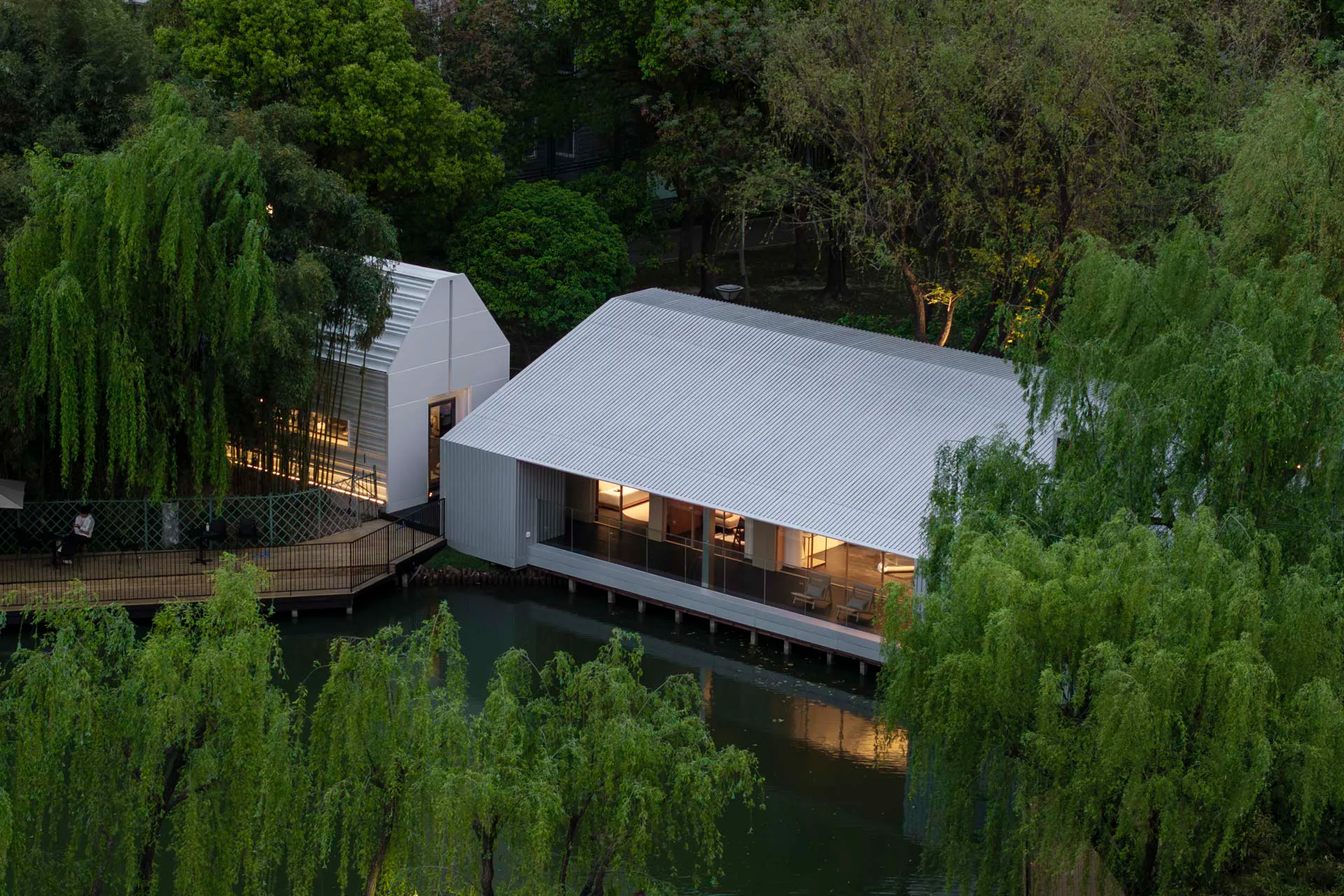 The Lake House: Life Experience Pavilion bei Nacht.
