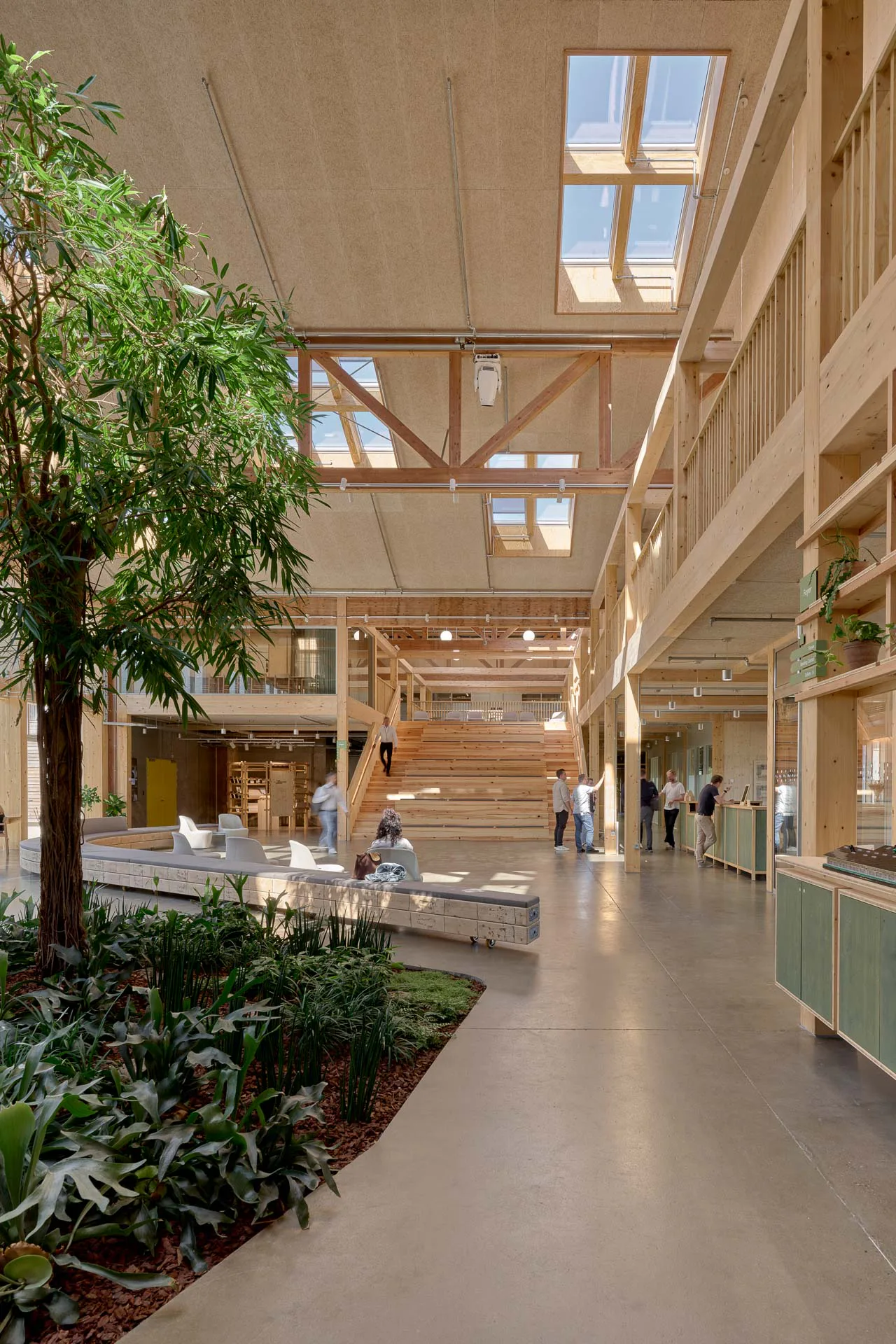 Das Foyer dient als Empfangsbereich, Lounge, für Ausstellungen oder als Showroom. Wie alle Räume ist es tageslichtdurchflutet und bietet den direkten Zugang zur Natur.