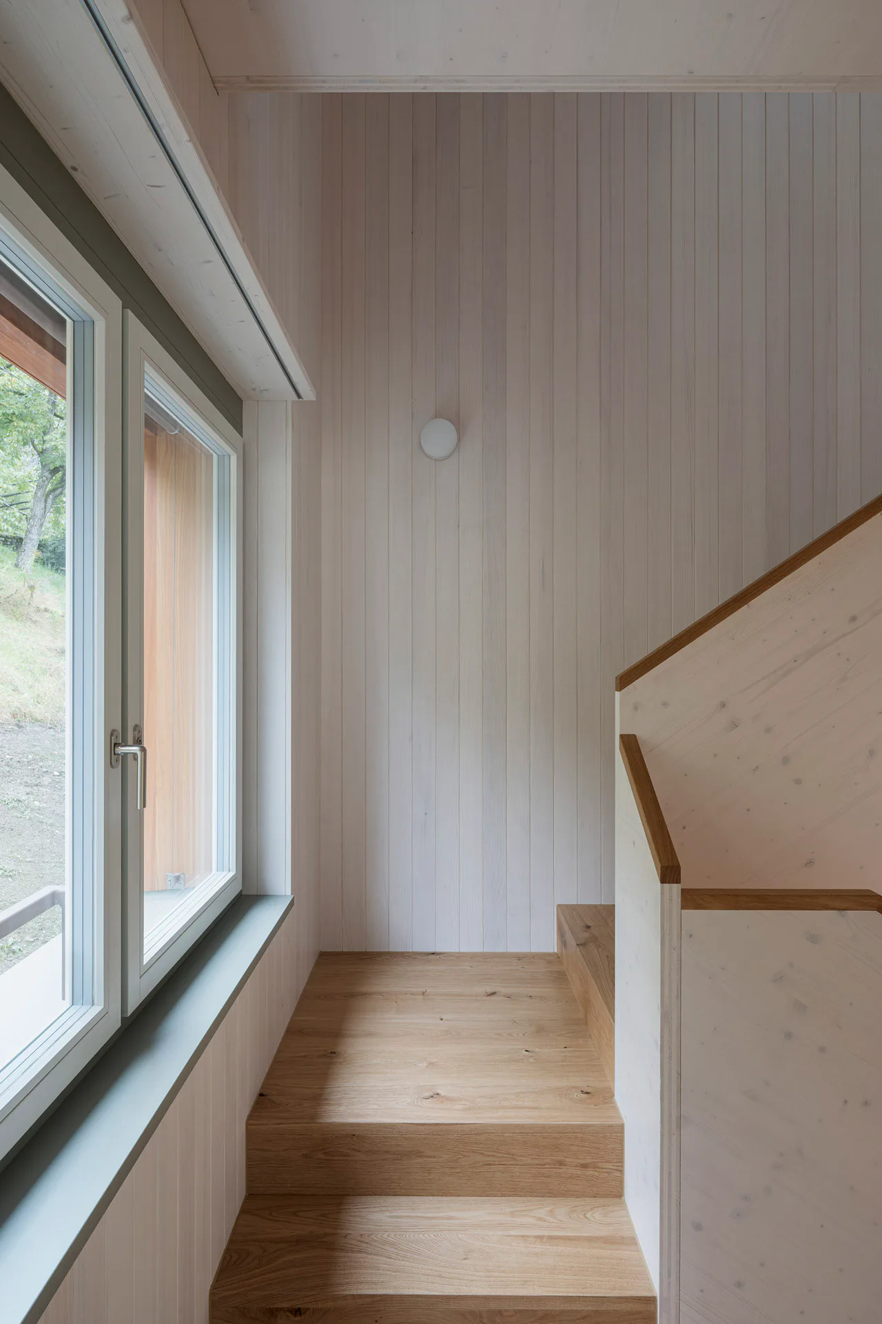 Sichtbar belassene Holzbalkendecken mit Auflage aus Kalksandsteinplatten prägen die Wohnräume.