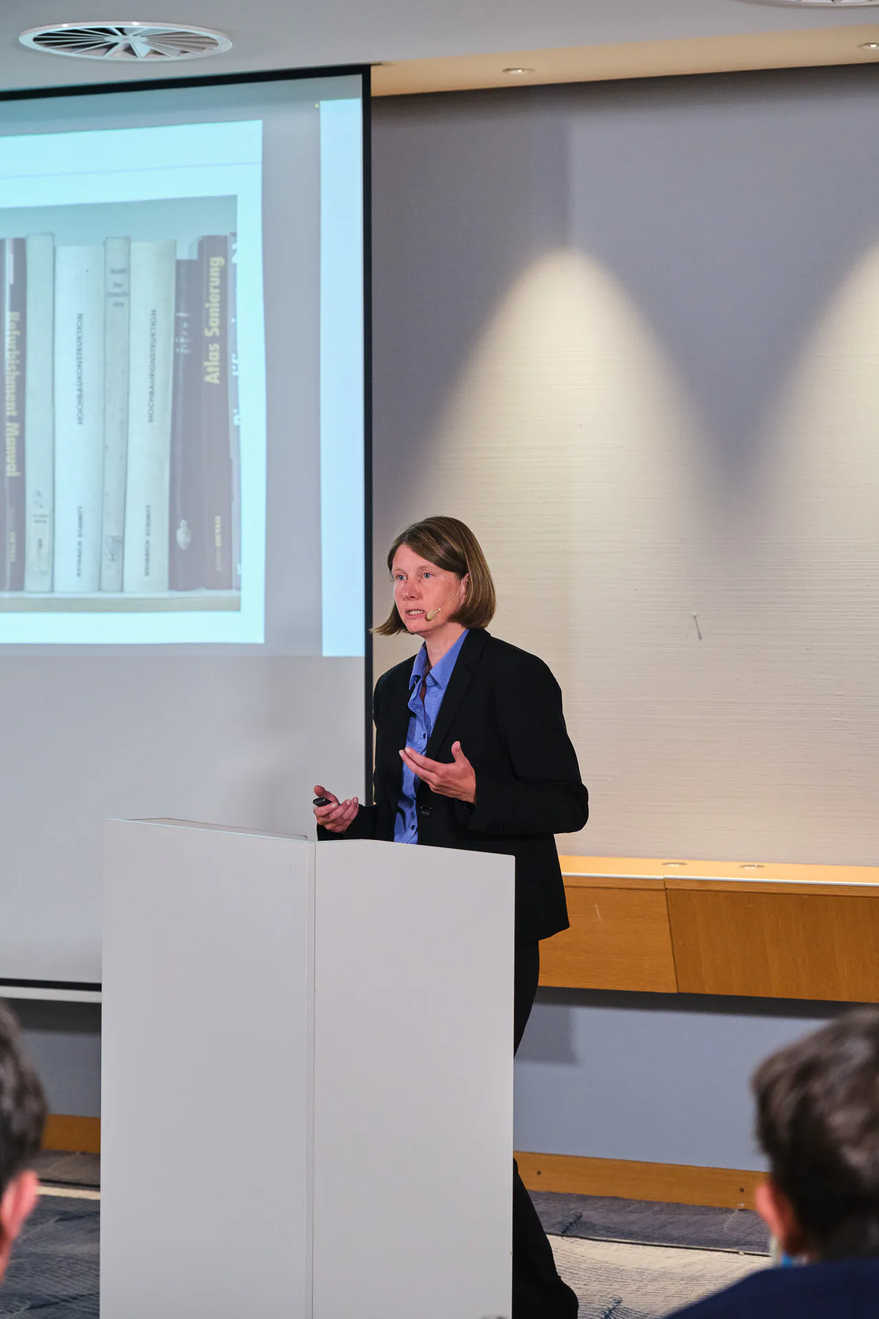 Kirsten Stopp vom Lehr- und Forschungsgebiet Bauen mit Bestand und Baukonstruktion erläuterte das BmB-Archiv der Bergischen Universität Wuppertal.