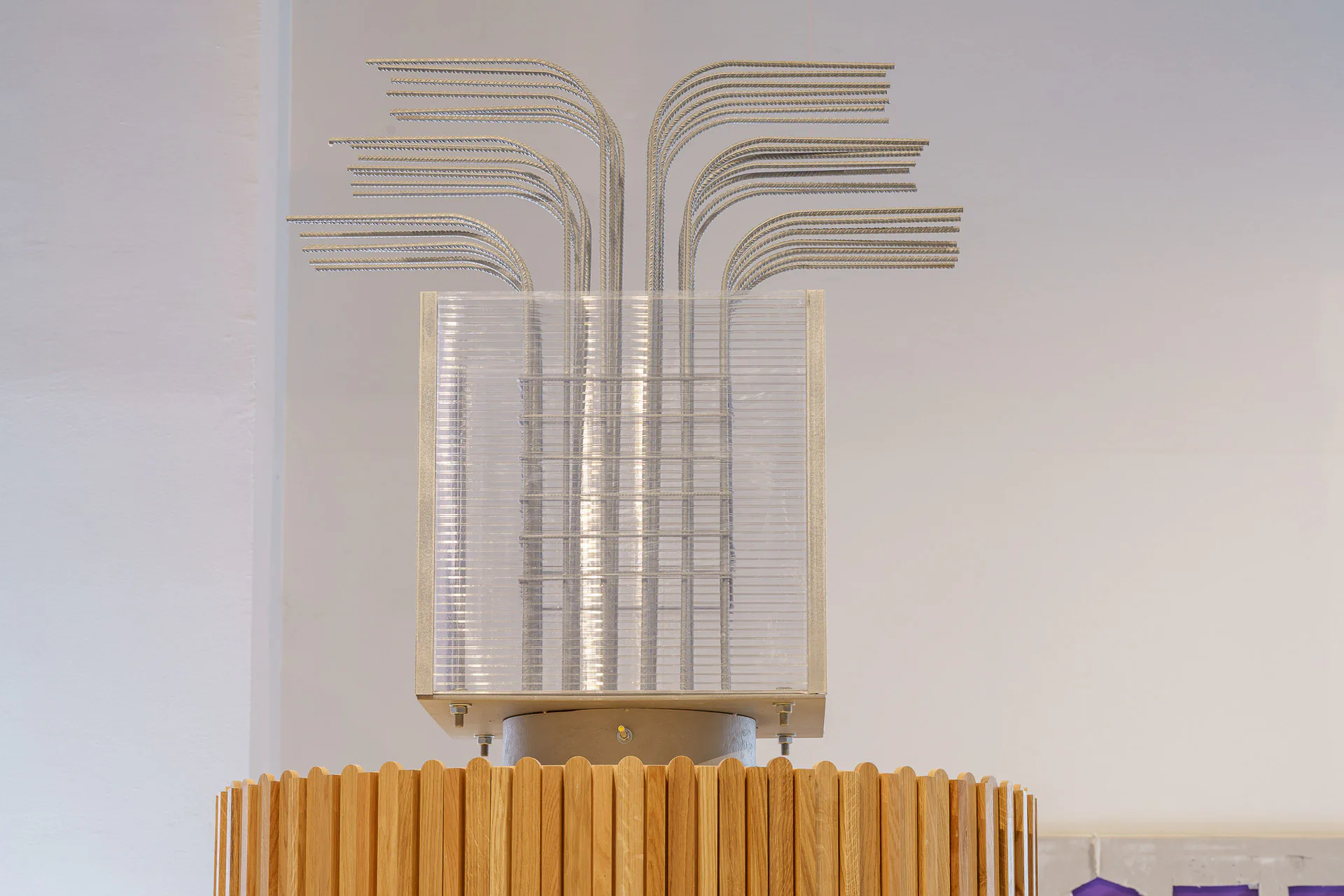 Master Builders: Mit skulpturalen Material-Totems würdigt der slowenische Beitrag das Verschwinden von Handwerk und qualifizierter Arbeit am Bau.