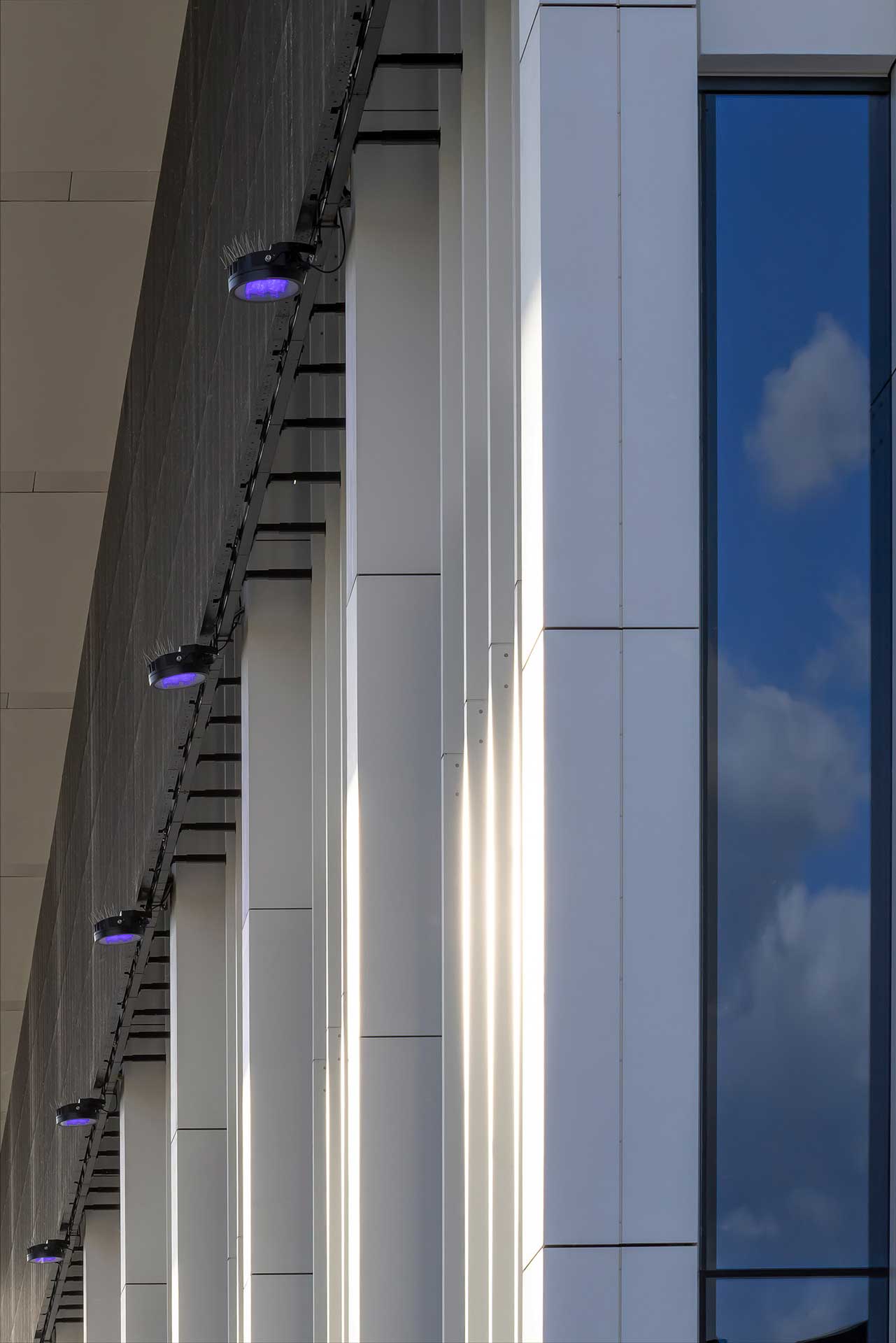 Die LED-Farbwechsel-Scheinwerfer sind an den Außenkanten sowie an den Stützen unterhalb des durchgängigen LED-Mesh der Medieninstallation installiert.