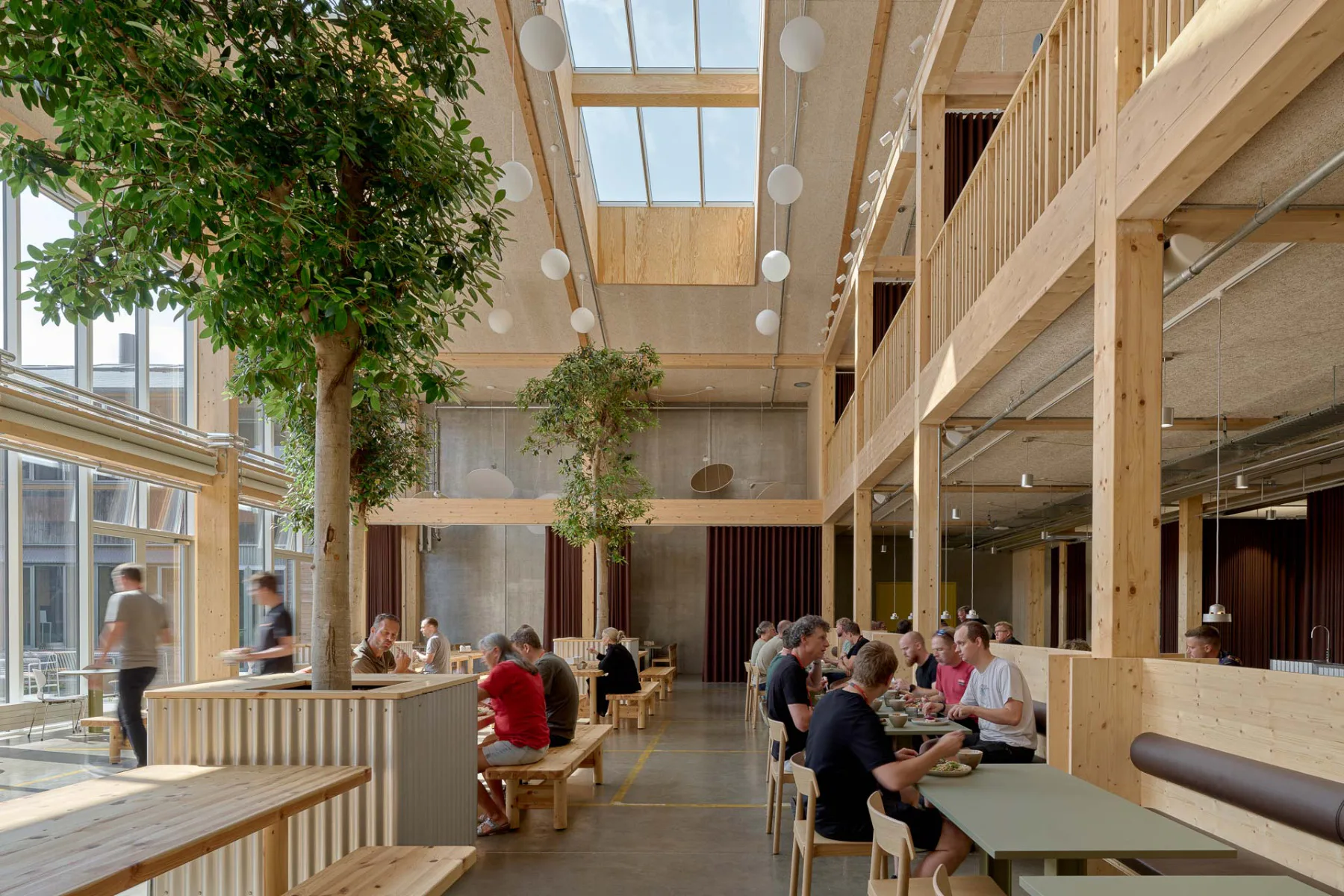 Die Kantine im Zentrum des Gebäudes mit Zugang in den Hofgarten. Die Küche hat einen eigenen Eingang und ist mit der Warenannahme und dem überdachten Lager verbunden.