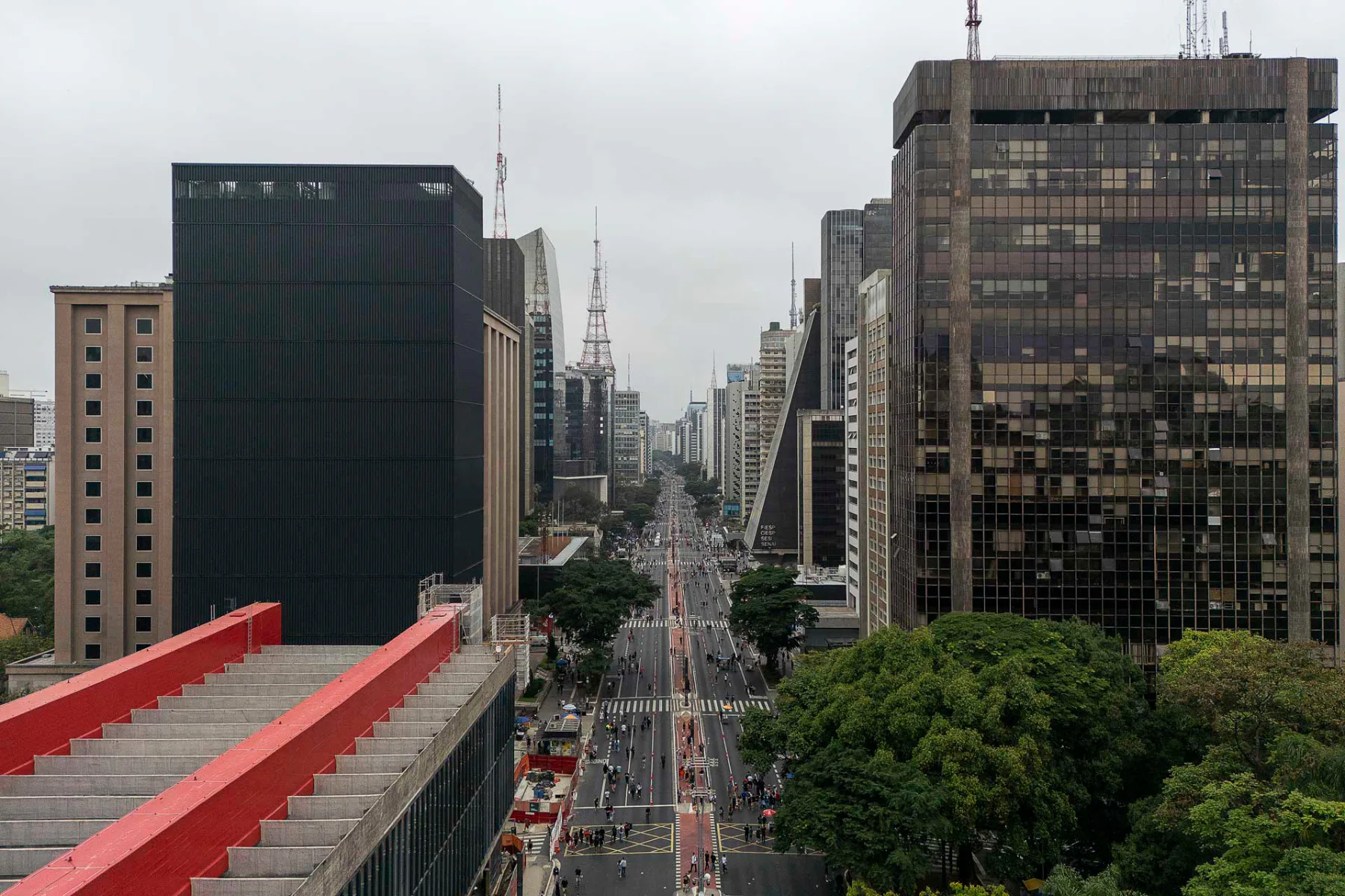 Luftaufnahme des Lina Bo Bardi Gebäudes und Pietro Maria Bardi Gebäudes an der Avenida Paulista in São Paulo, Brasilien