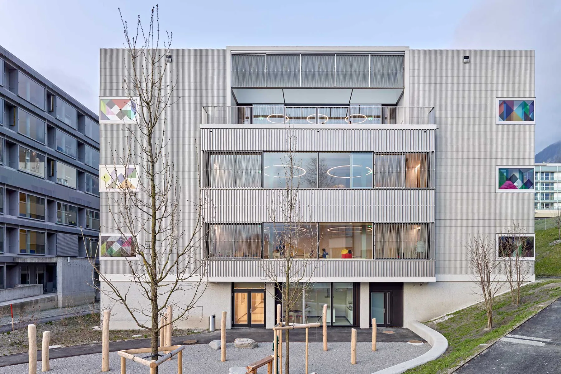 Beim neuen Bettenhaus für das Kinderspital Graubünden setzten Staufer & Hasler Architekten auf die langlebige und strapazierfähige Oberflächenbeschichtung B-Protect von Bauwerk Parkett.