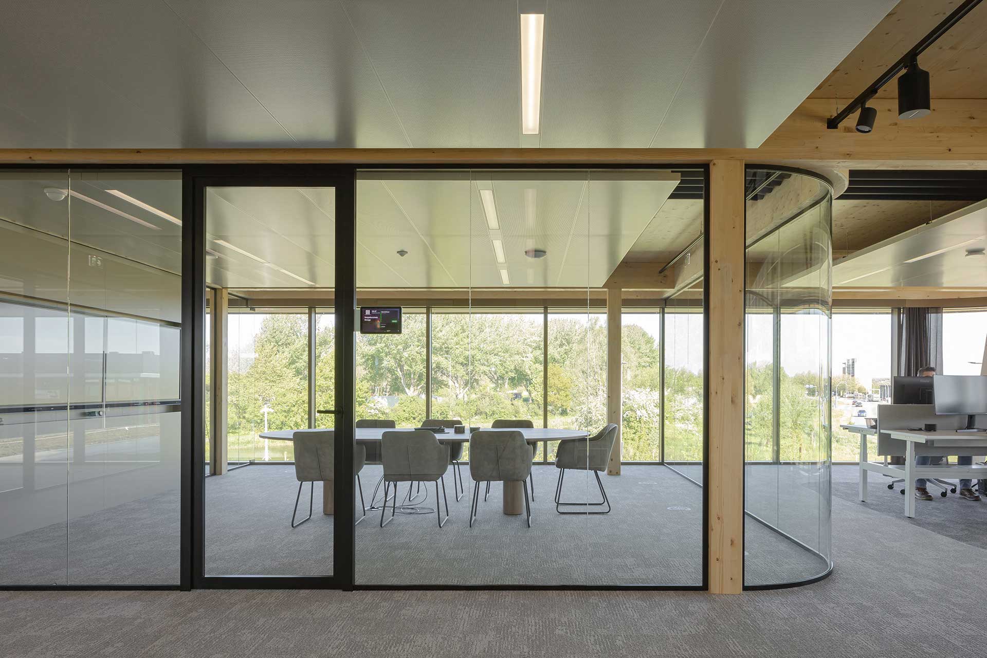 Im Innern des Holzhybridbaus bietet ein frei organisierbarer Grundriss auf einer Gesamtfläche von 1600 m² vielfältige Nutzungsmöglichkeiten.