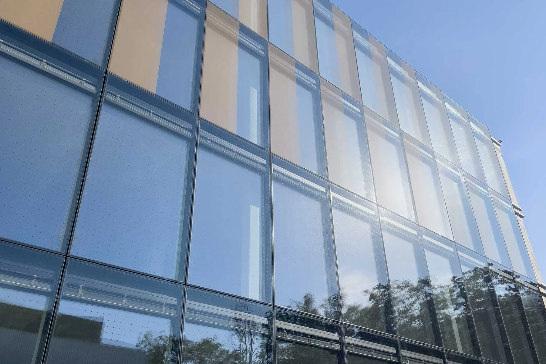 Die Bürofassade in München mit ISOshade-Elementen zeichnet sich durch integrierten Sonnenschutz, wirksamen Schallschutz und einen goldenen Siebdruck als gestalterisches Feature aus.