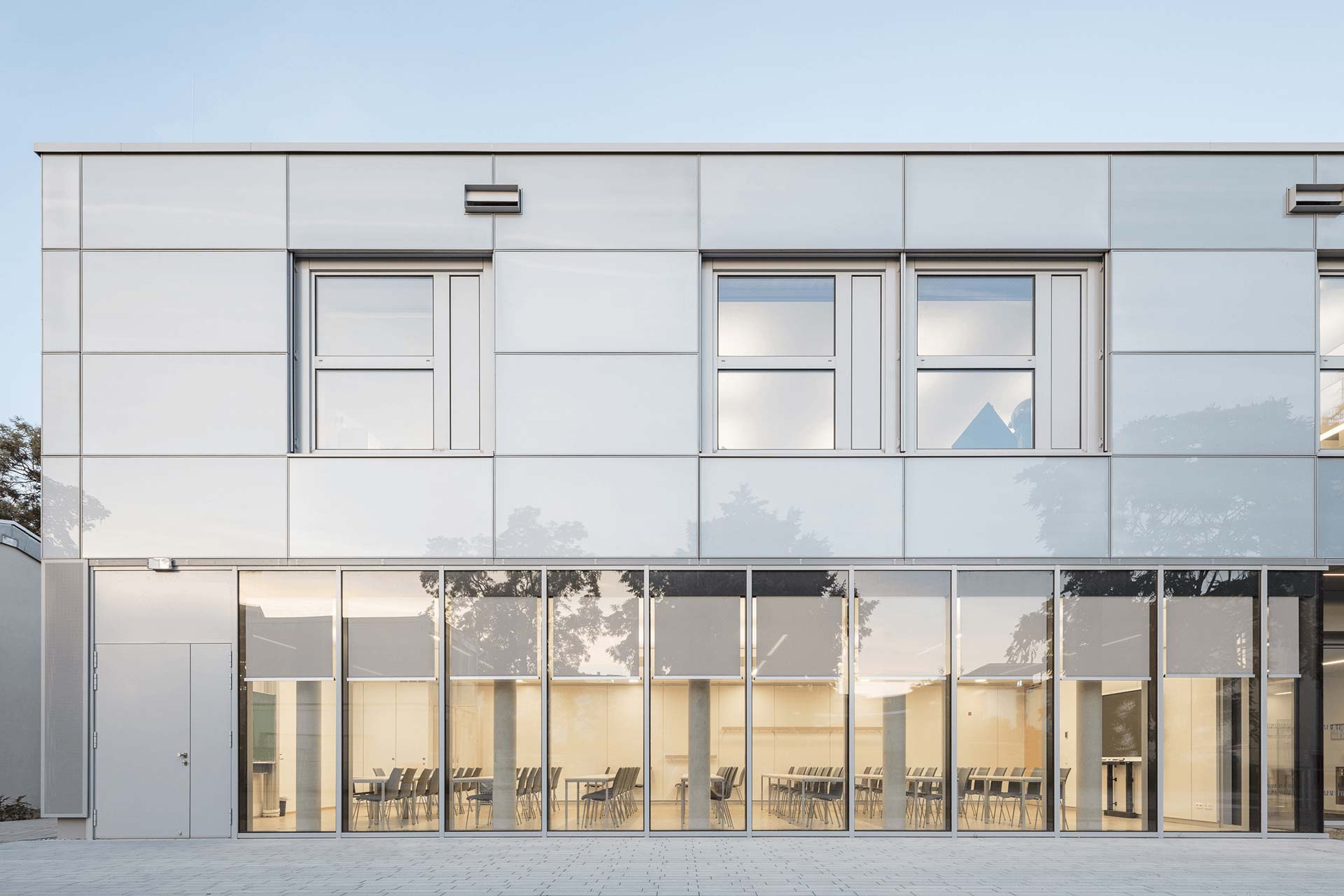 ISOshade mit integrierter Senkrechtmarkise sorgt für ein angenehmes Raumklima im Konferenzraum des Meteorologischen Institut der Universität Leipzig.