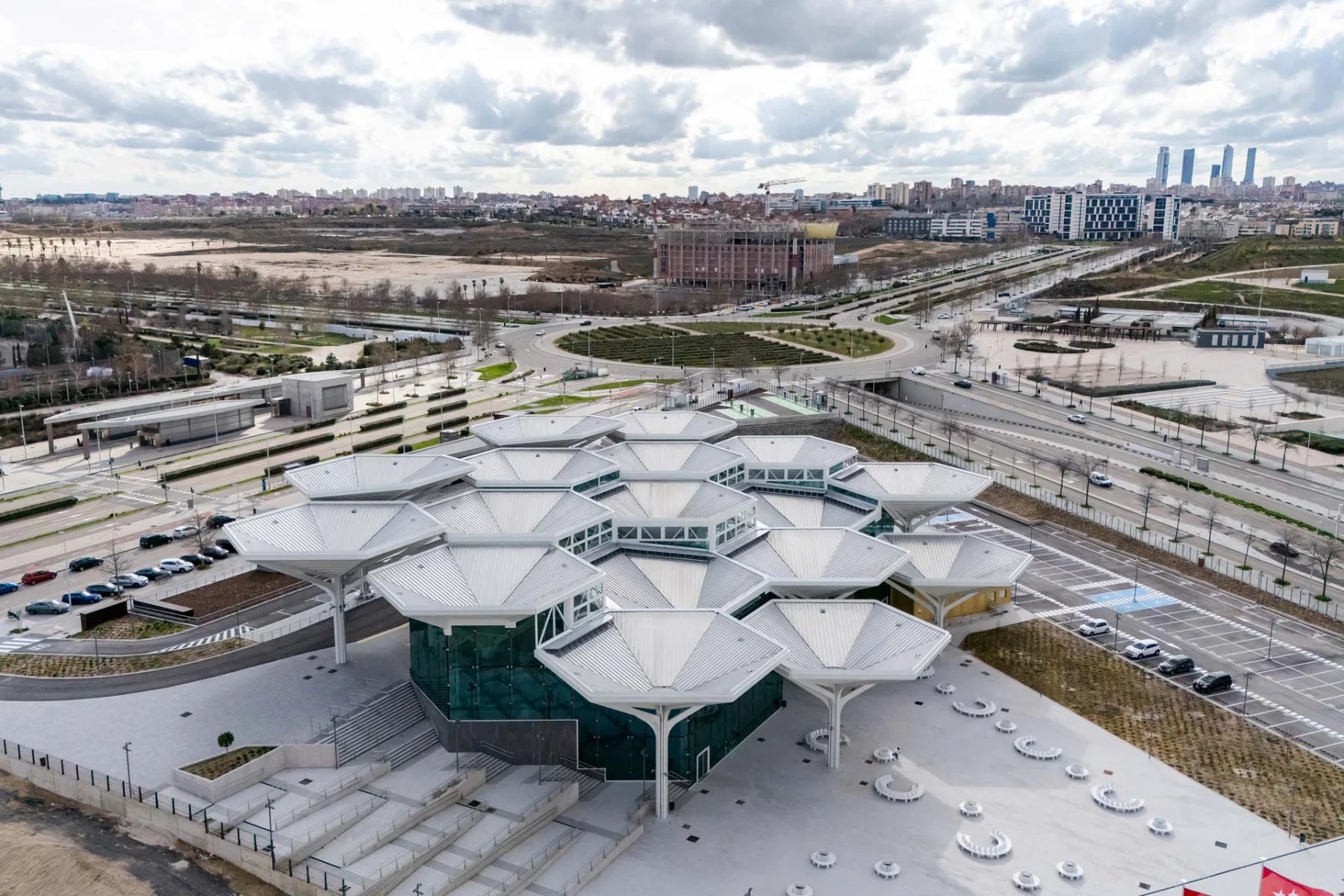 The building was constructed using 17 hexagonal roof elements made from Kalzip 65/400 in stucco.