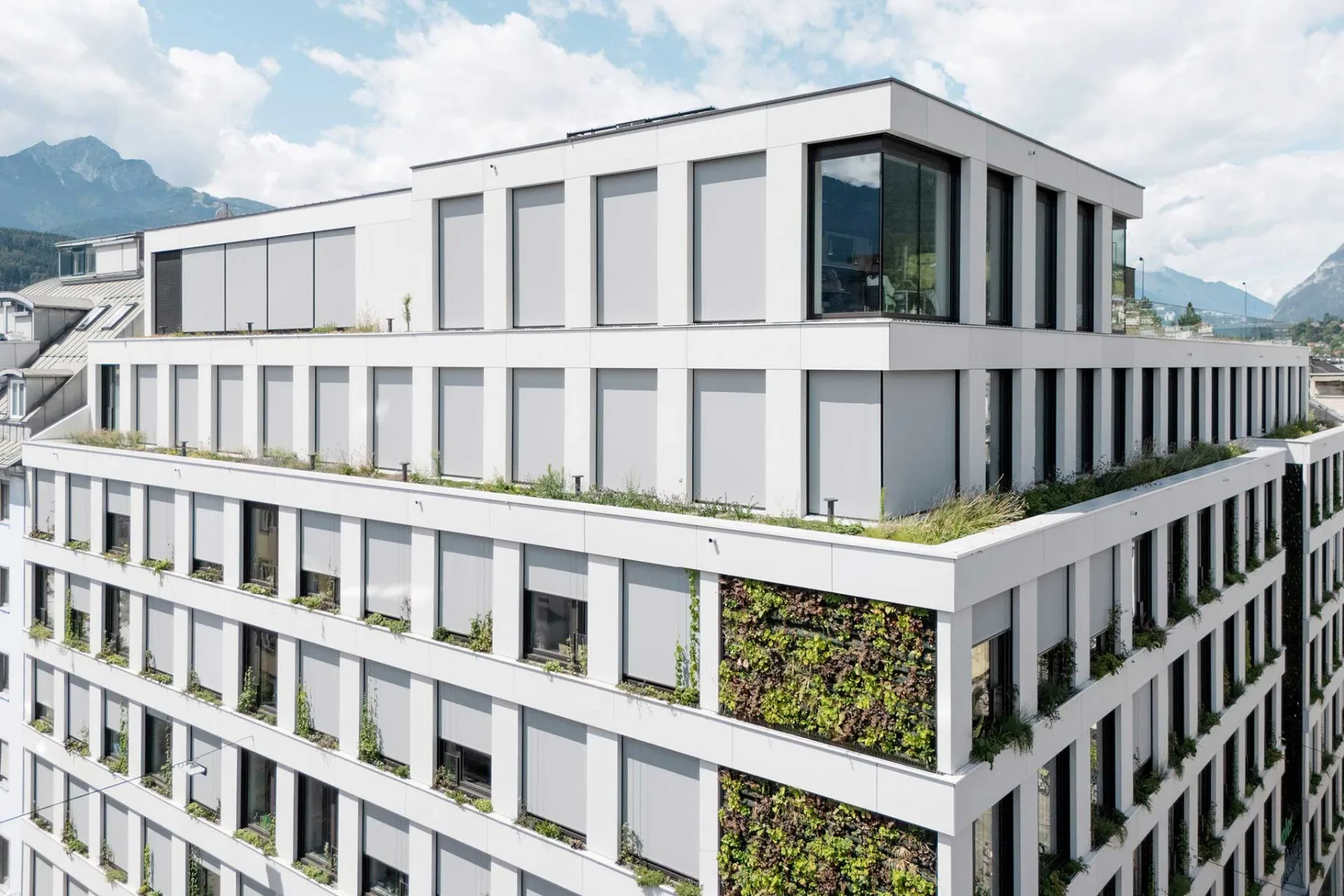 Die Fassade der Tiroler Versicherung Zentrale verbindet Holzhybrid mit einer Glasfaserbeton-Fassade von Rieder.