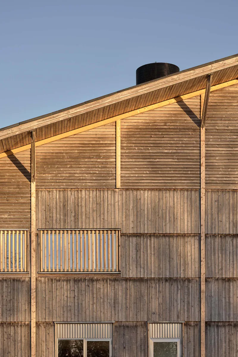 Das Holz der 30 Jahre alten Fassade ist in gutem Zustand und wurde beim Umbau nicht erneuert.
