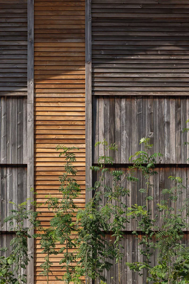 Das Holz der 30 Jahre alten Fassade ist in gutem Zustand und wurde beim Umbau nicht erneuert.