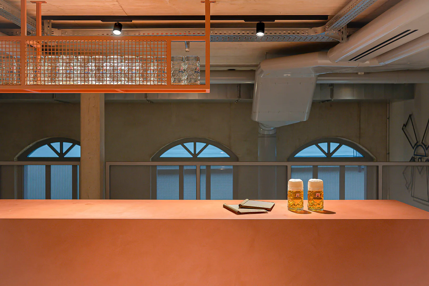 Die Oberfläche der knapp 9 m langen Bar ist porenfrei, pflegeleicht und widerstandsfähig. Dekton besteht aus ultrakompakt verdichteten und gesinterten Mineralpartikeln.