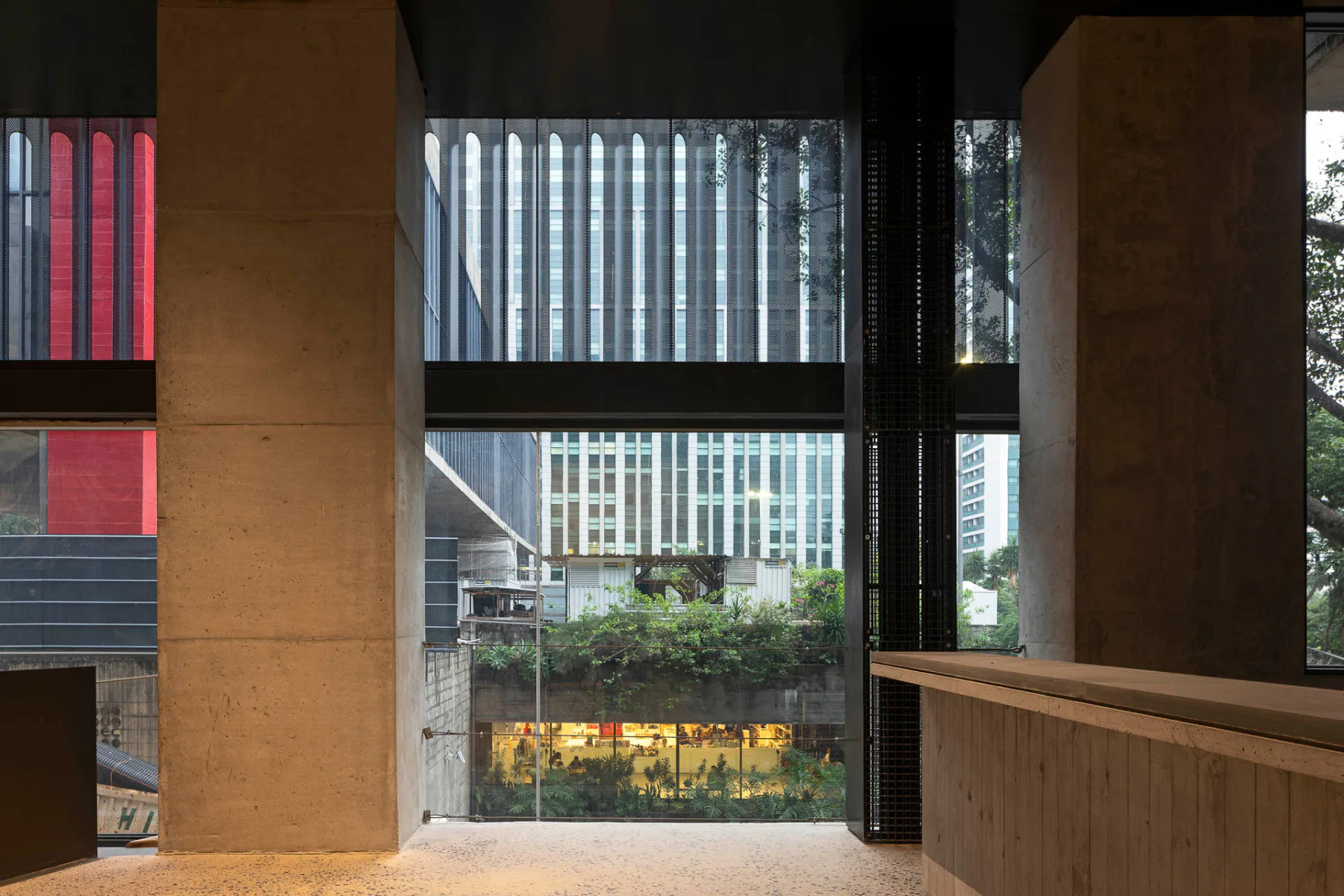 Erdgeschoss des Pietro Maria Bardi Gebäudes und Blick auf das Lina Bo Bardi Gebäude.